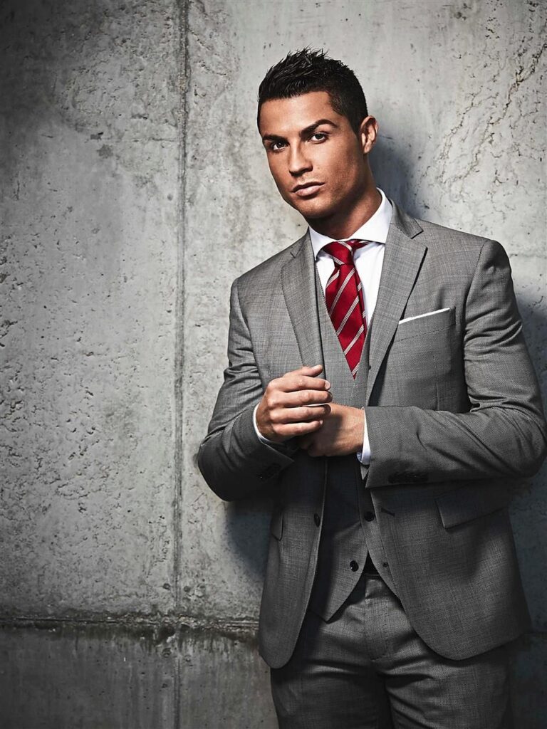 Ronaldo mặc vest màu lạ trong buổi tiêc mừng Giáng sinh của Juventus | Bóng  Đá
