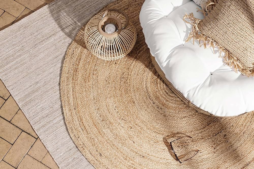 Mẹo tạo kiểu cho một tấm thảm tròn trong phòng khách