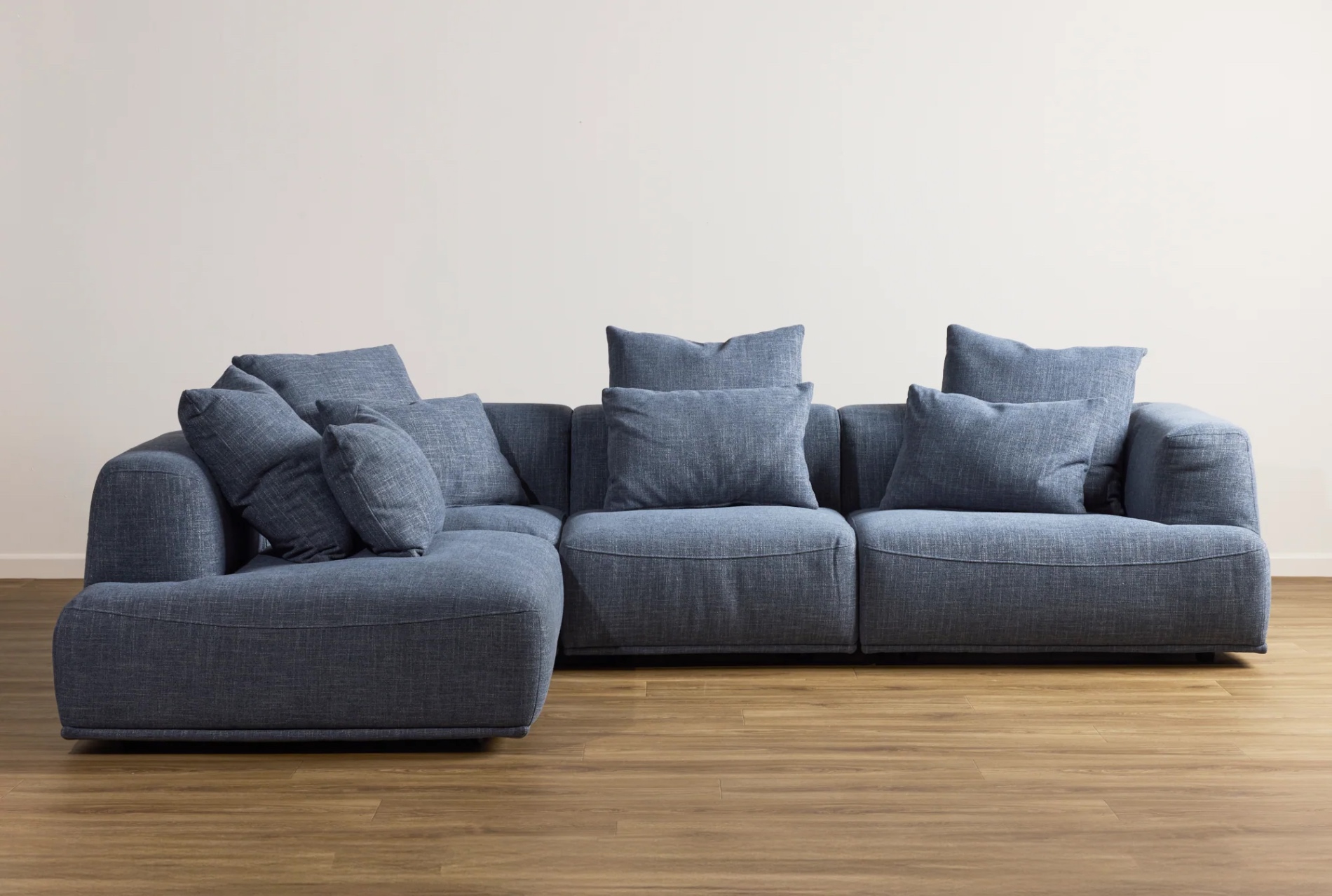 Sofa góc L bọc vải cỏ may – Lựa chọn tinh tế cho không gian sống hiện đại