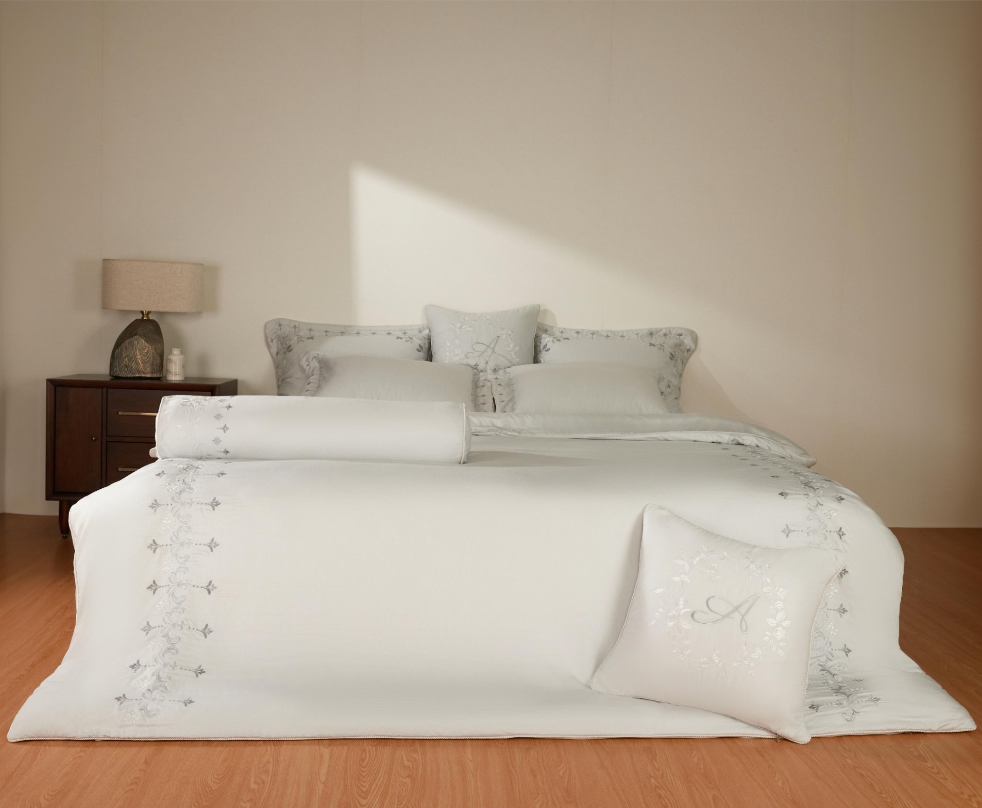 Bộ chăn ga Everon Artemis cao cấp ASBM 26101 màu platinum thêu vải lụa Silk - Cung điện Bạch Kim