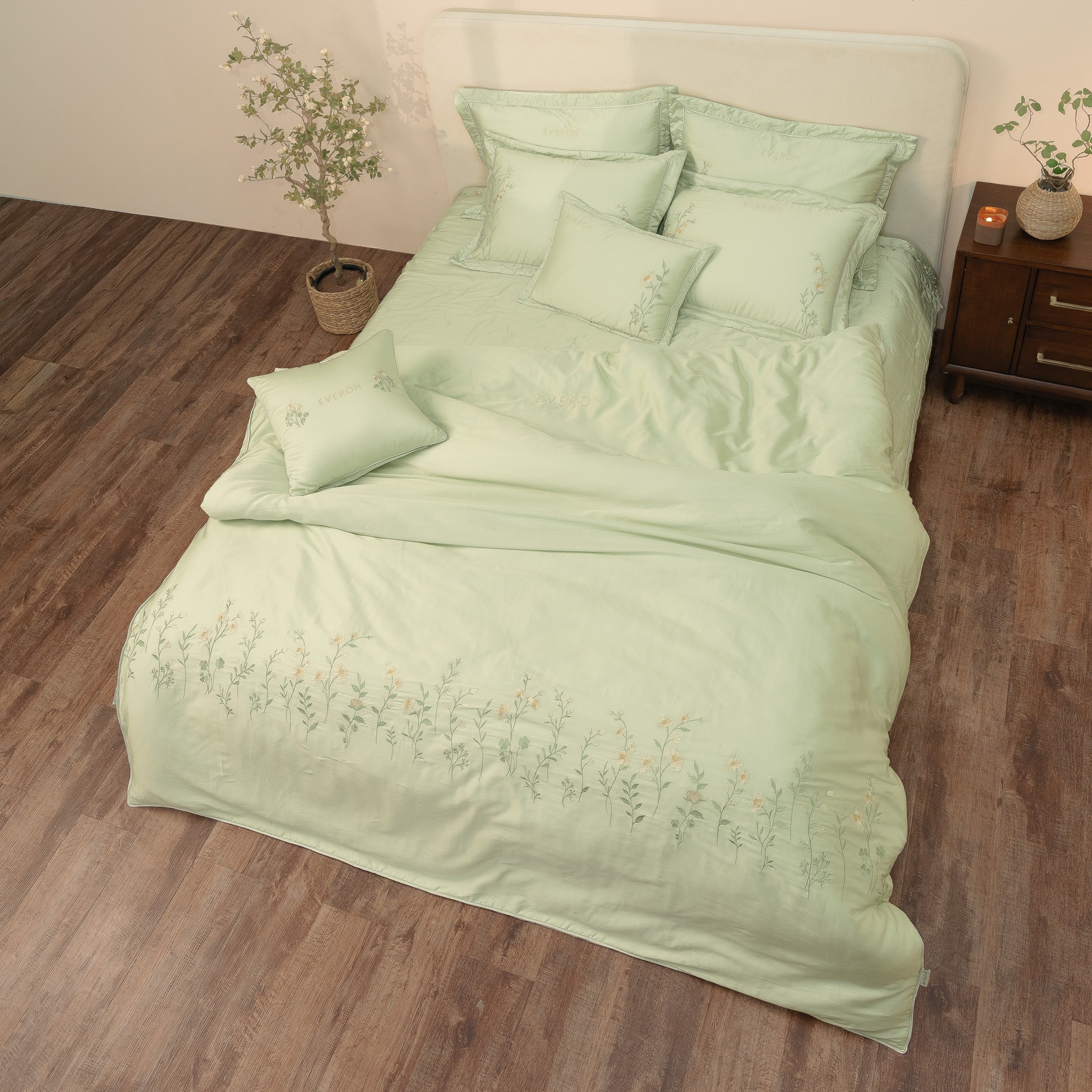 Mẫu chăn ga Everon màu xanh thêu hoa nhí đẹp ESTC 27004