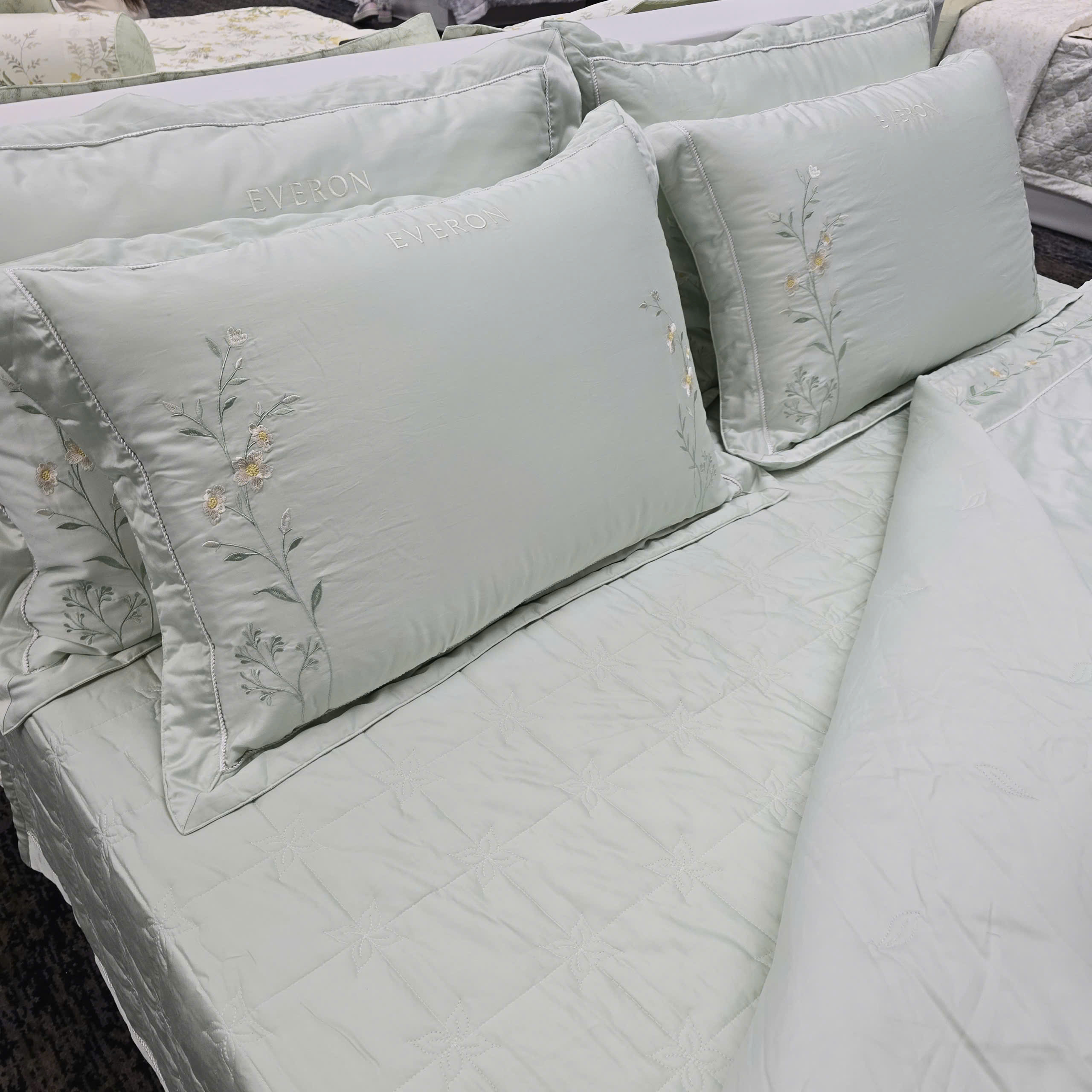 Mẫu chăn ga Everon màu xanh thêu hoa nhí đẹp ESTC 27004