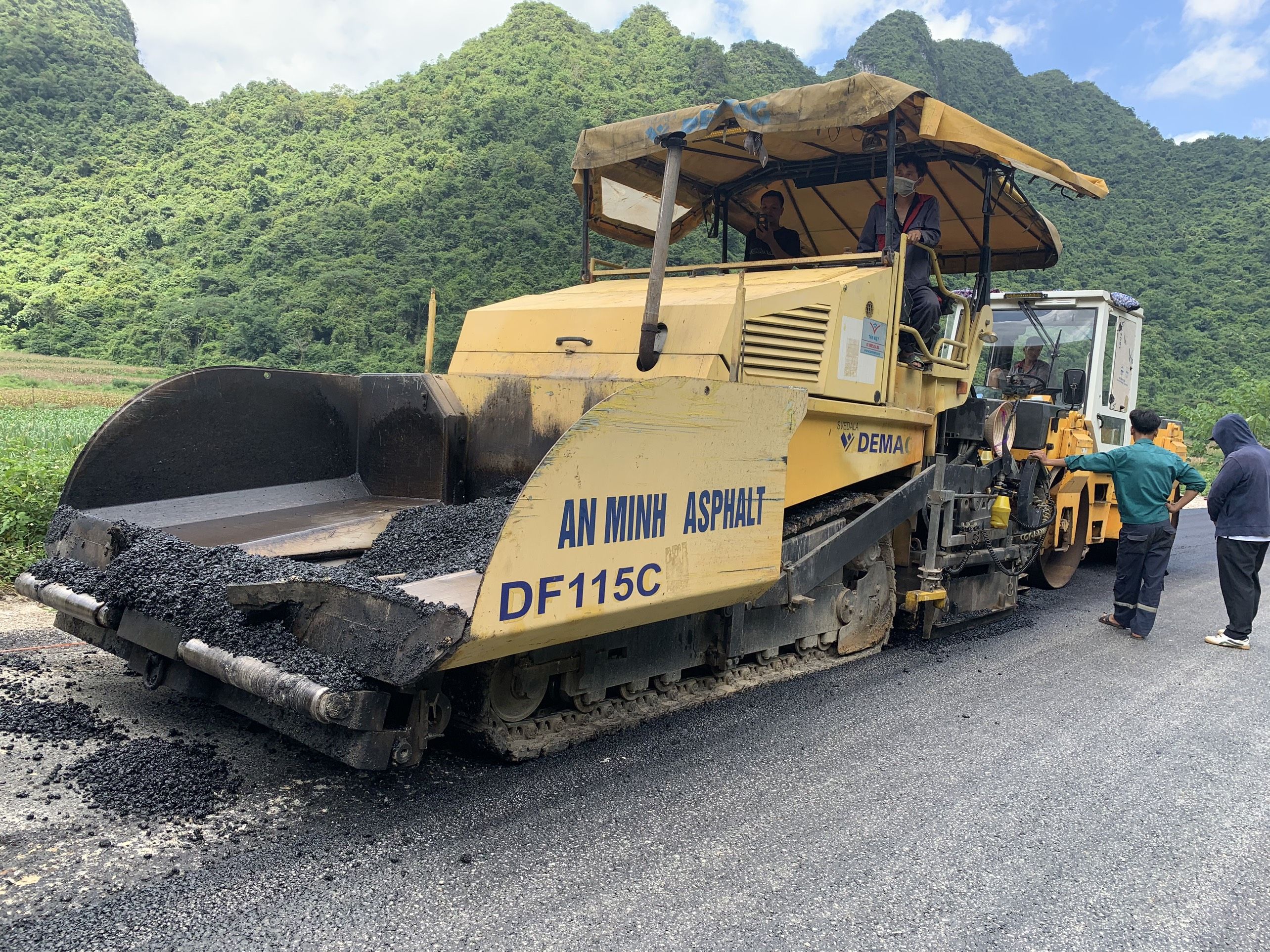 Thảm bê tông asphalt Dự án Đường tỉnh 210, đoạn nối Đức Long (Thạch An) - Tà Lùng (Quảng Hòa)