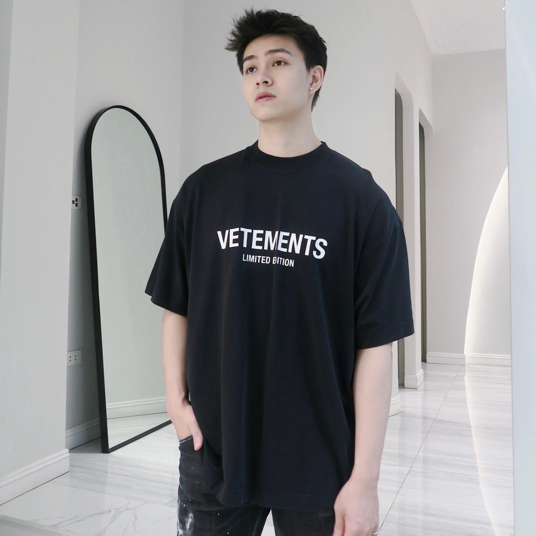 Áo Phông Vetements Black With Logo Printed UE63TR720XWASHEDBLACK
