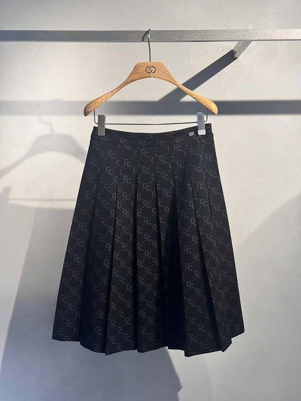Chan-Vay-Chester-Charles-Long-Black-Skirt-With-Full-CC-Logo-CW603IL0637B0_chan-vay-chester-charles-full-cc-logo-black-cw603il0637b0 (3).jpg