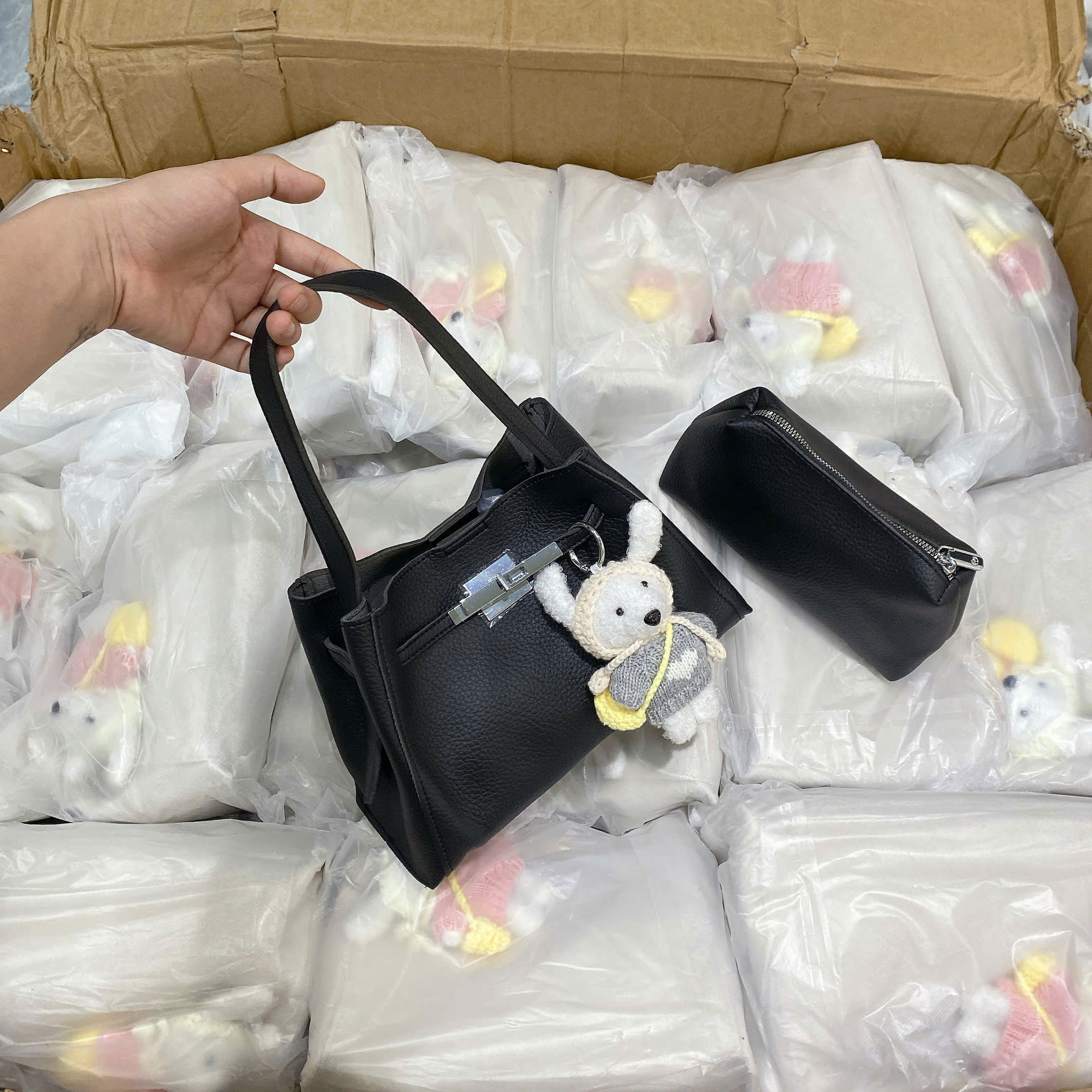 7111# Set túi kẹp nách khóa xoay charm thỏ