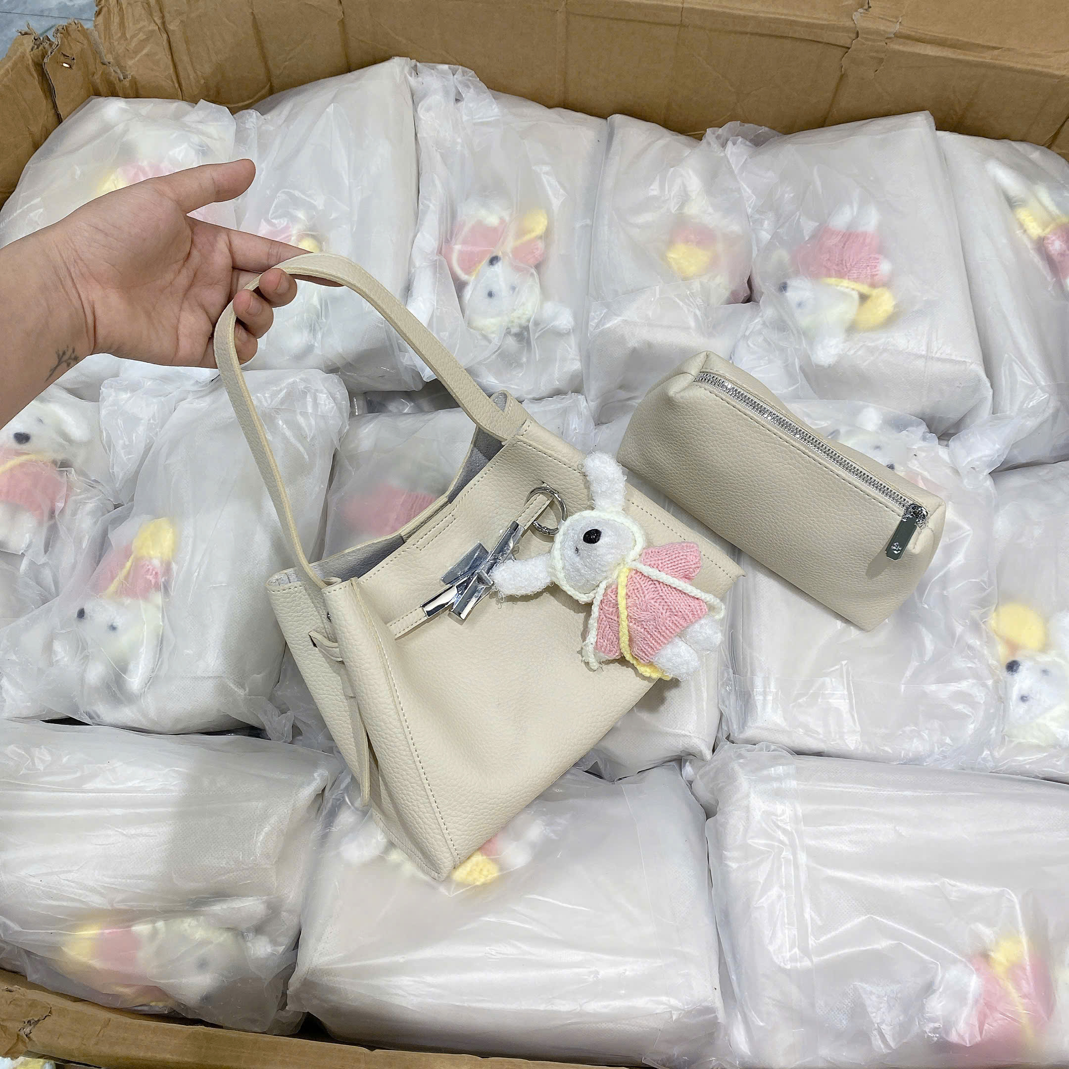 7111# Set túi kẹp nách khóa xoay charm thỏ