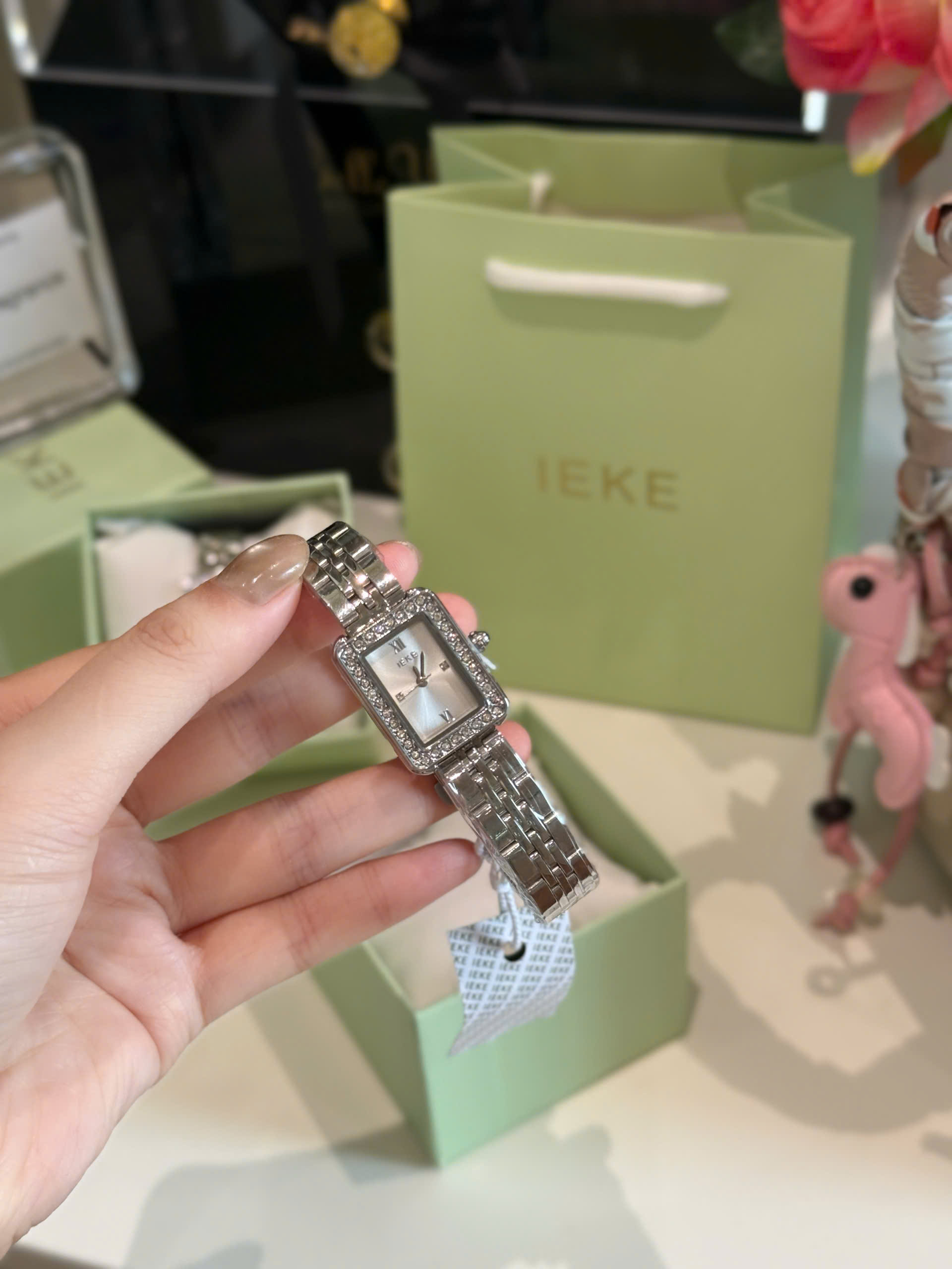 3257# Đồng hồ Ieke mặt chữ nhật viền kim cương (hộp mới)