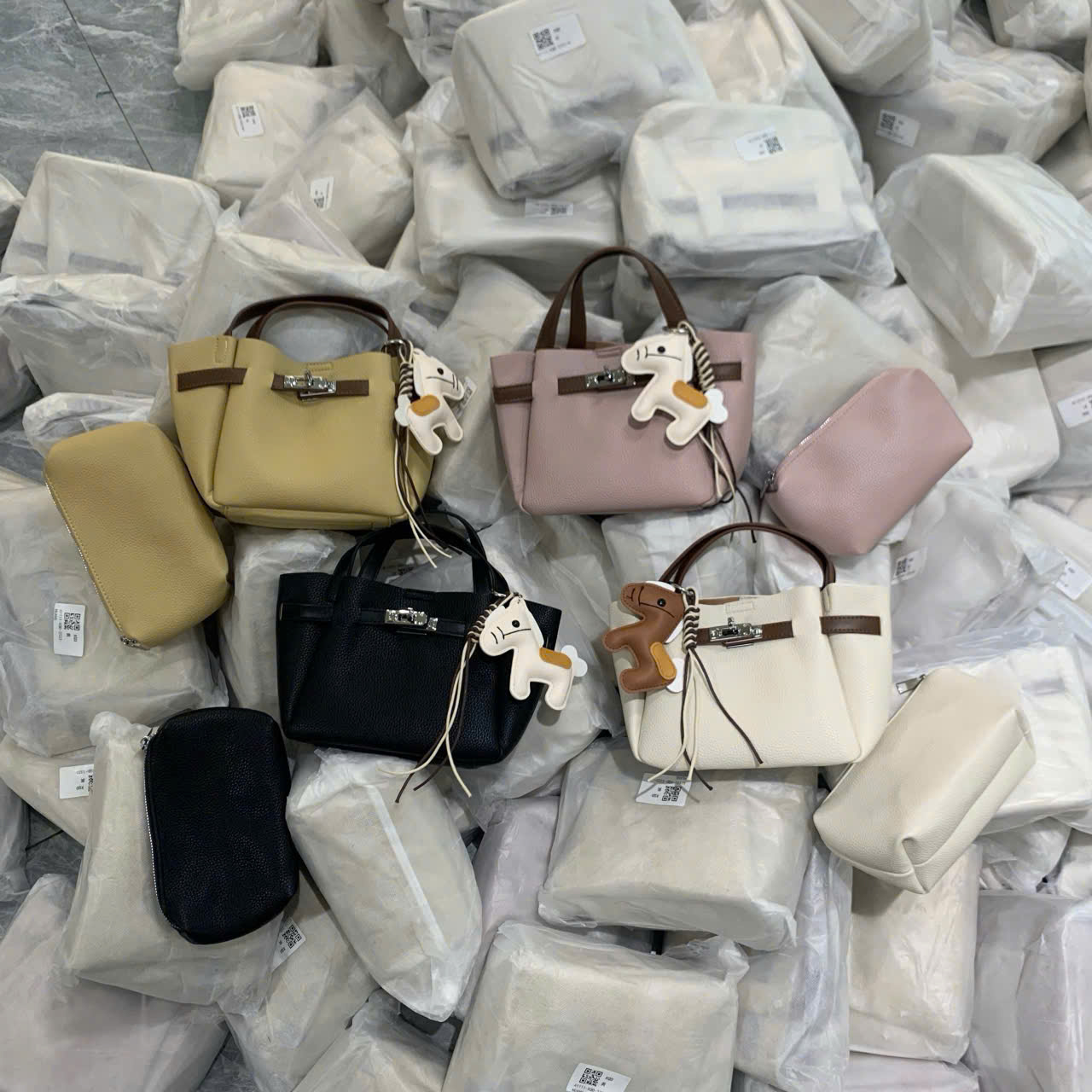 3333# Túi xách Tote dây rút charm ngựa