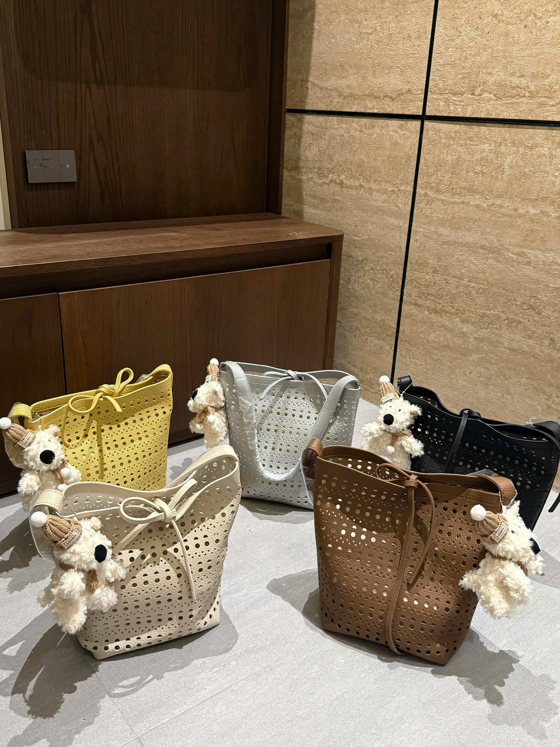 5561# Túi lưới dáng đứng charm cún
