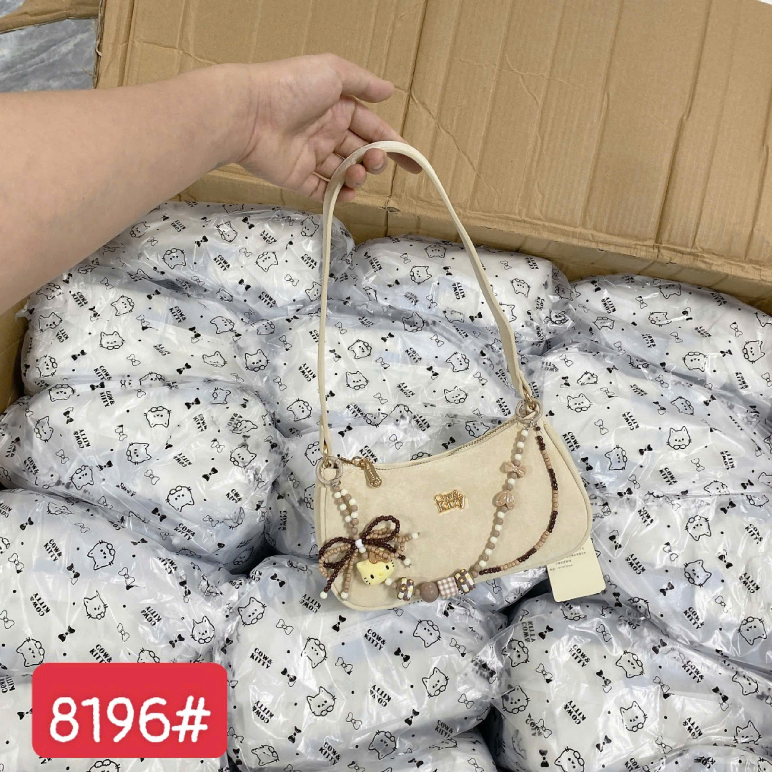 8196# Túi Cow&Kitty kẹp nách màu kem