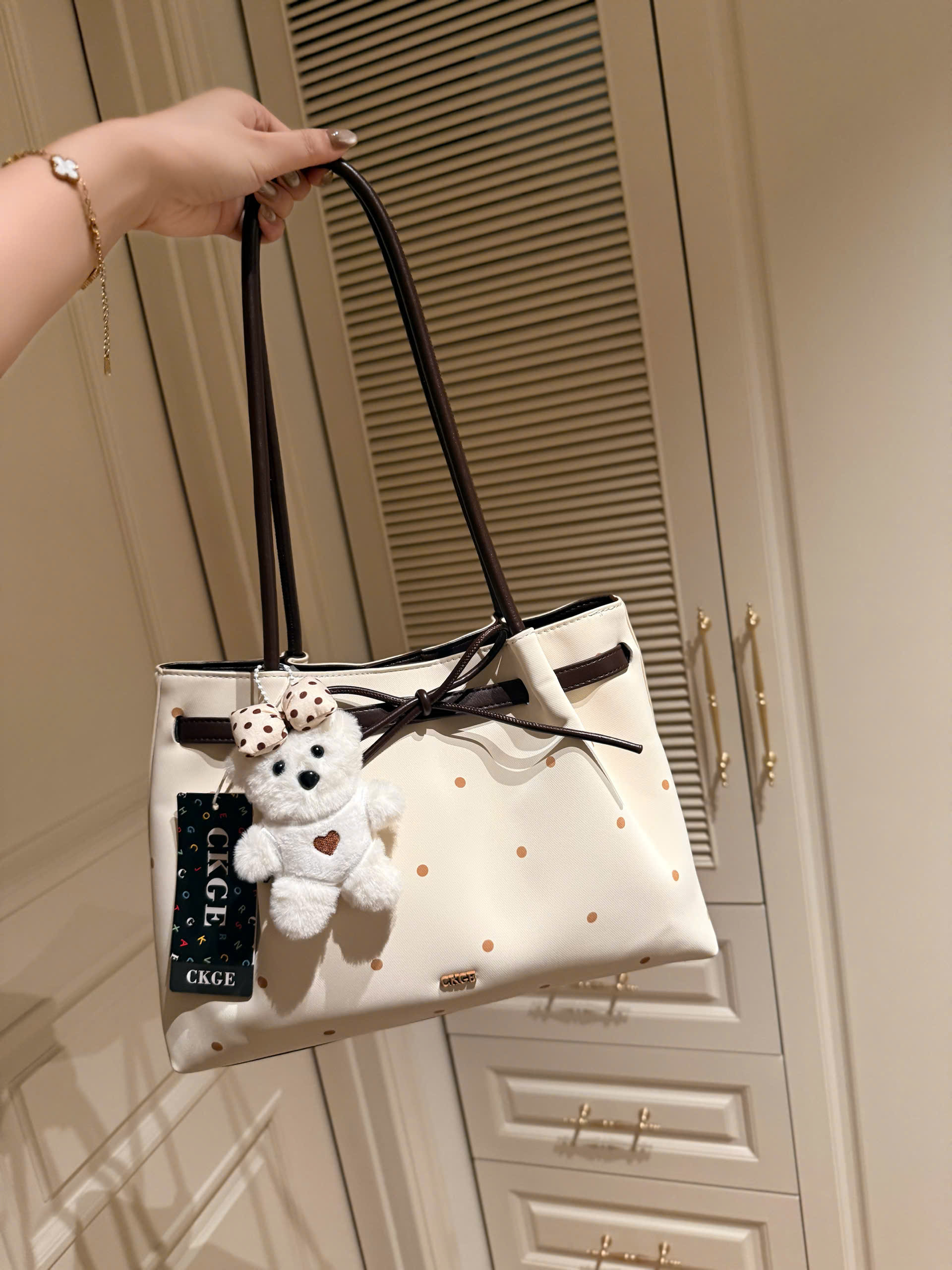 M3506# Túi CKGE trắng chấm bi charm gấu