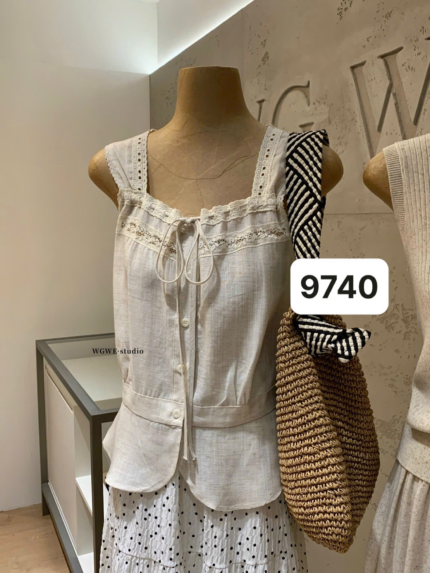W9740# Áo WGWE trắng cổ vuông