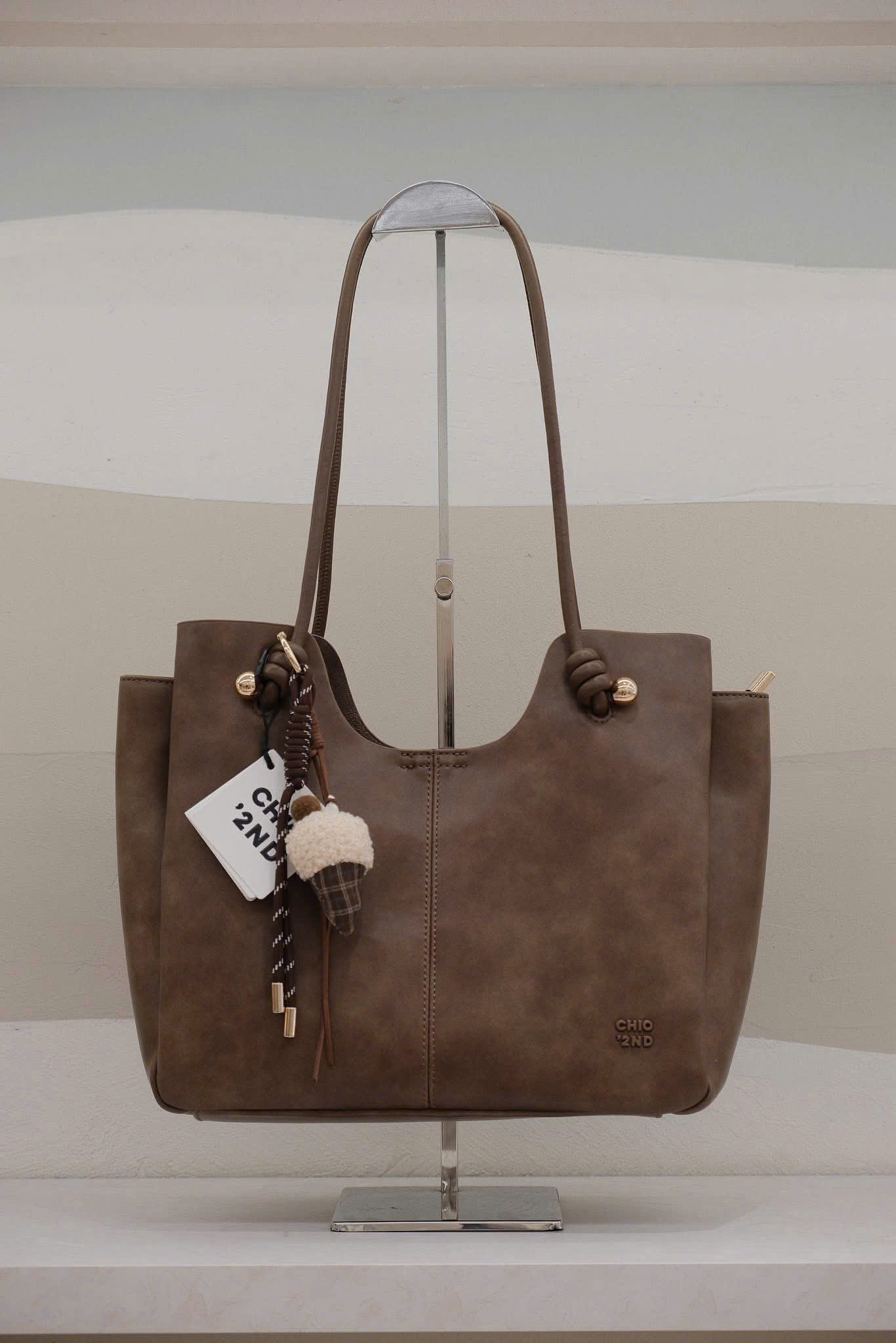 HS135# Túi Chio'2nd Tote charm kem ốc quế