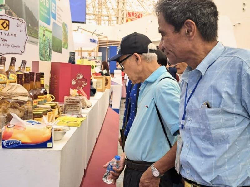 MAT-ONG-HOA-VAI-THANH-HA-CUNG-THANH-PHO-HAI-PHONG-VUON-TAM-TAI-TRIEN-LAM-THANH-TUU-DAT-NUOC_Giot-Vang-nguoi-dan-ghe-tham-gian-hang-trien-lam-thanh-tuu-dat-nuoc.jpg