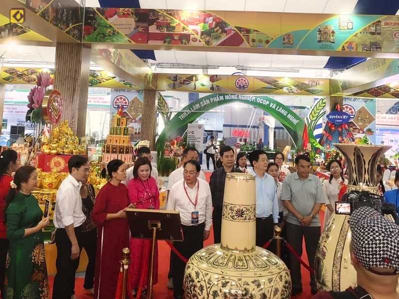 MAT-ONG-HOA-VAI-THANH-HA-CUNG-THANH-PHO-HAI-PHONG-VUON-TAM-TAI-TRIEN-LAM-THANH-TUU-DAT-NUOC_Thanh-pho-Hai-Phong-Trien-lam-thanh-tuu-dat-nuoc.jpg