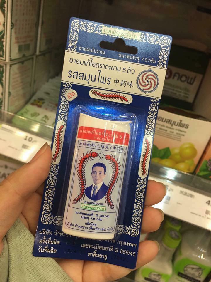 HÌNH ẢNH NGƯỜI DÙNG NGẬM VIÊN THUỐC HO CON RẾT THÁI LAN AN TOÀN LÀNH TÍNH