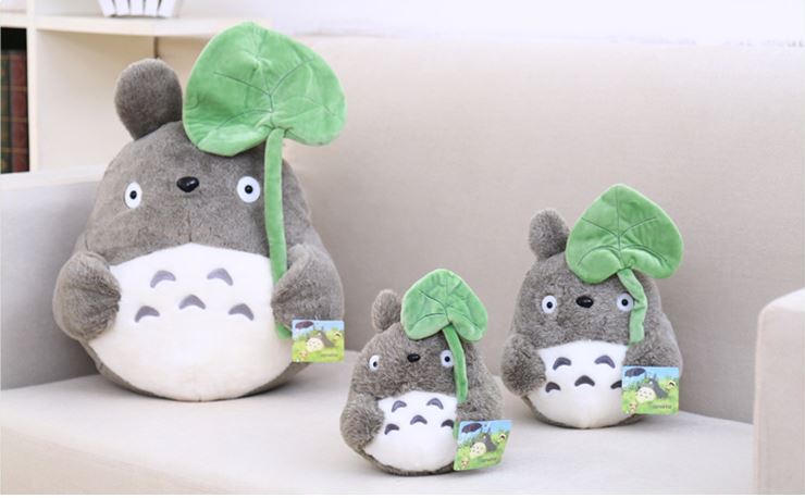 Gấu bông Totoro cầm lá