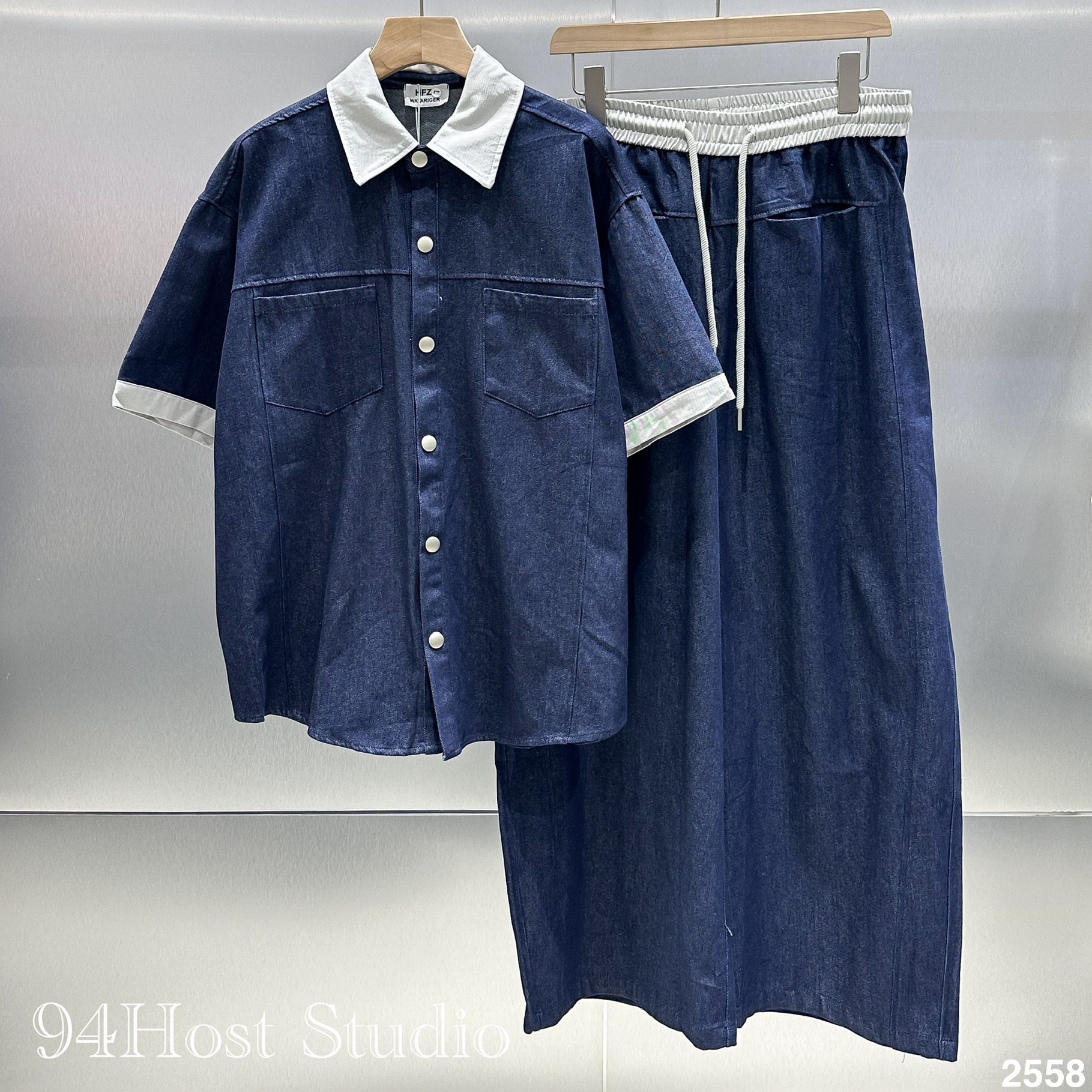 2558-2559/25 Set