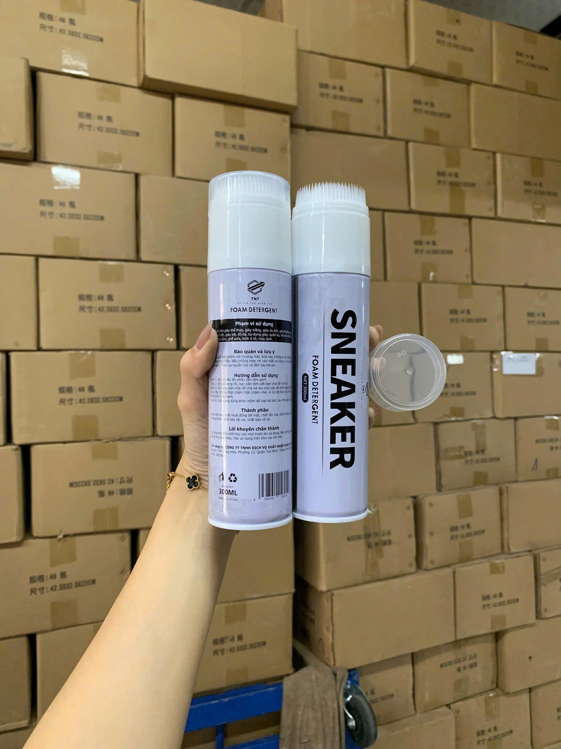 Chai xịt vệ sinh giày dép Sneaker Foam Detergent 300ml