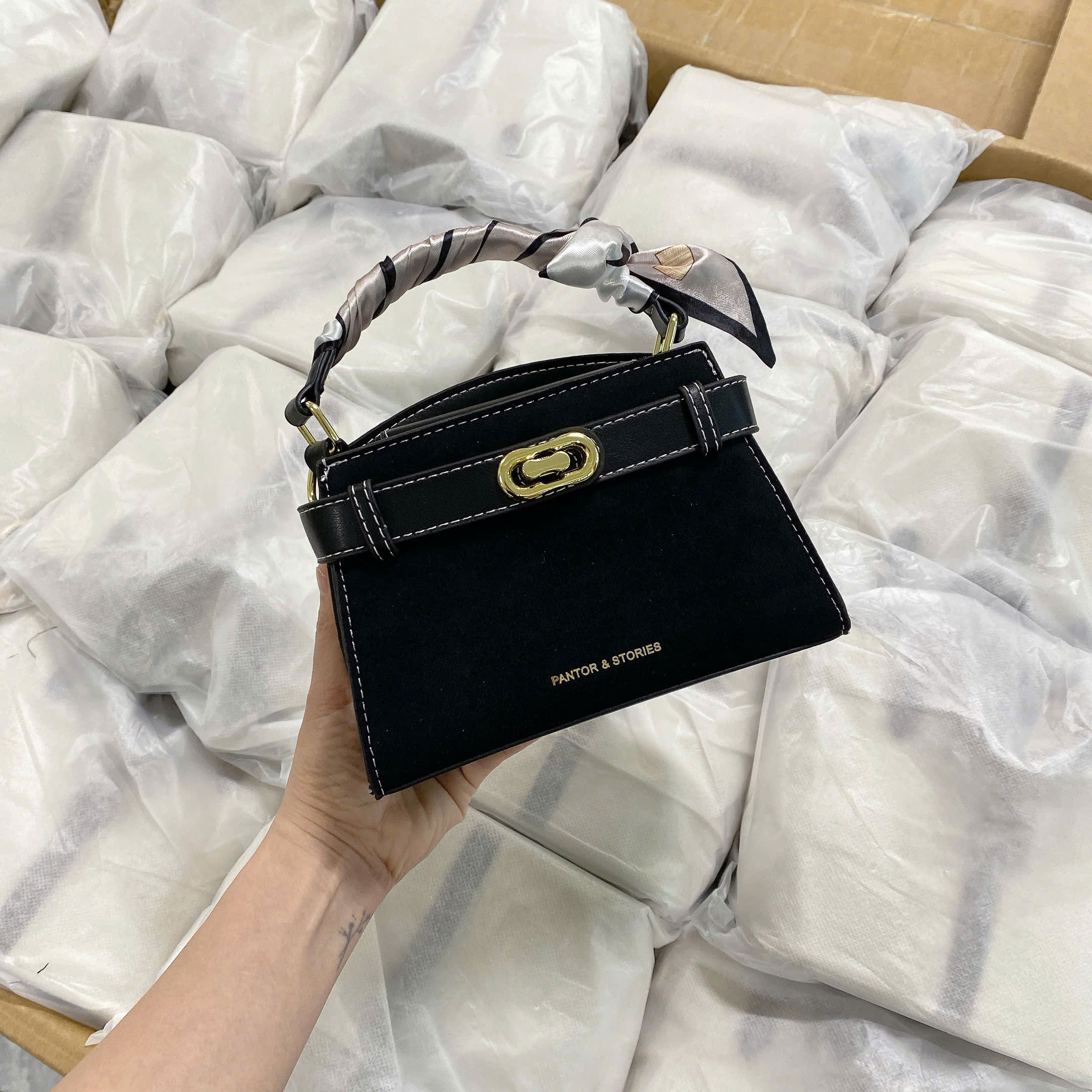7939# Túi xách da lộn kèm khăn