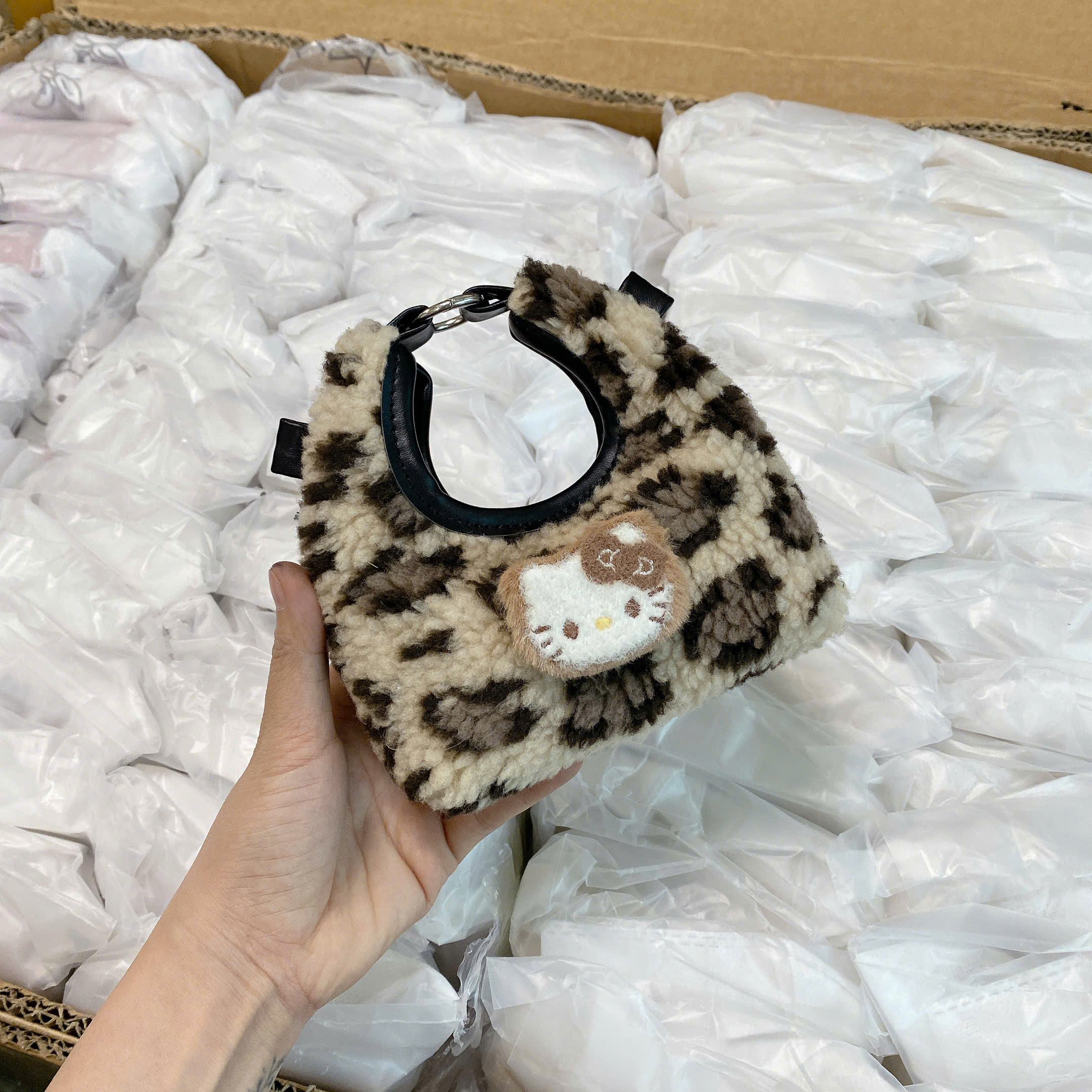 1142# Túi xách Hello Kitty vân báo mini