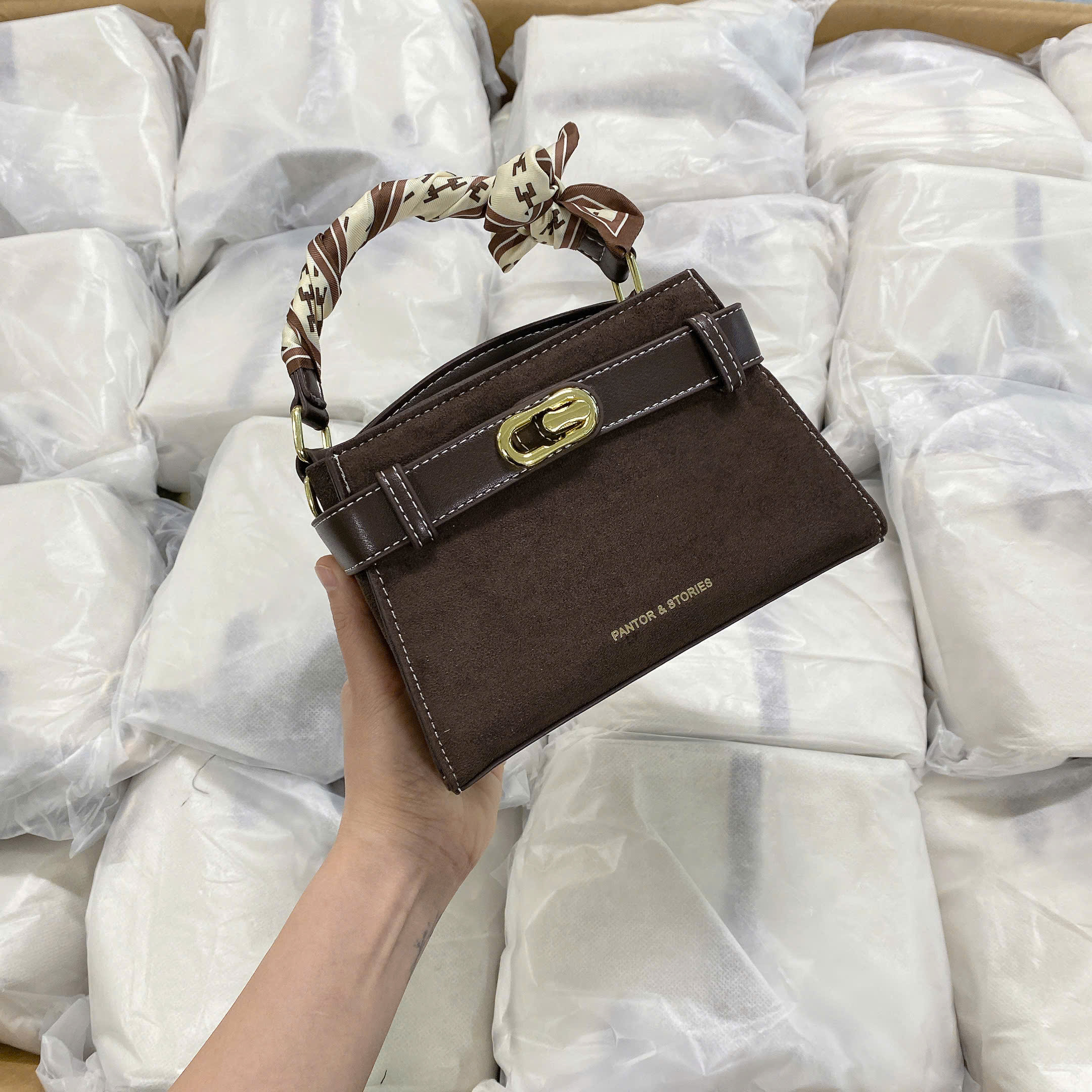 7939# Túi xách da lộn kèm khăn