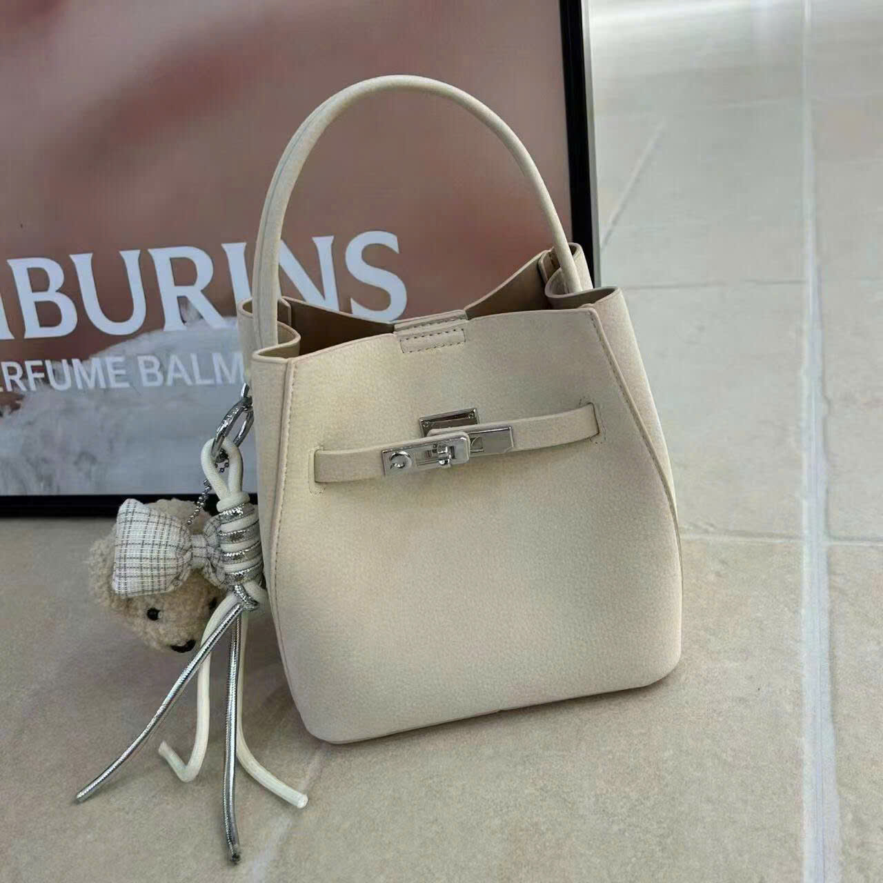 30191# Túi xách dáng đứng charm cún nơ