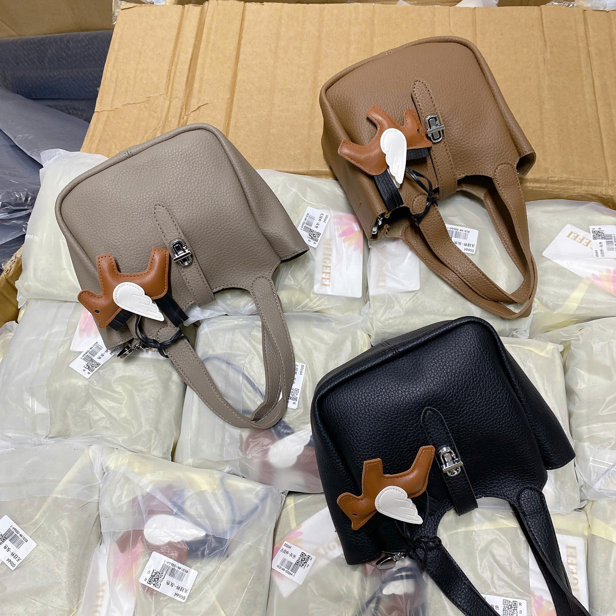 00664# Túi xách Tote dáng đứng charm ngựa