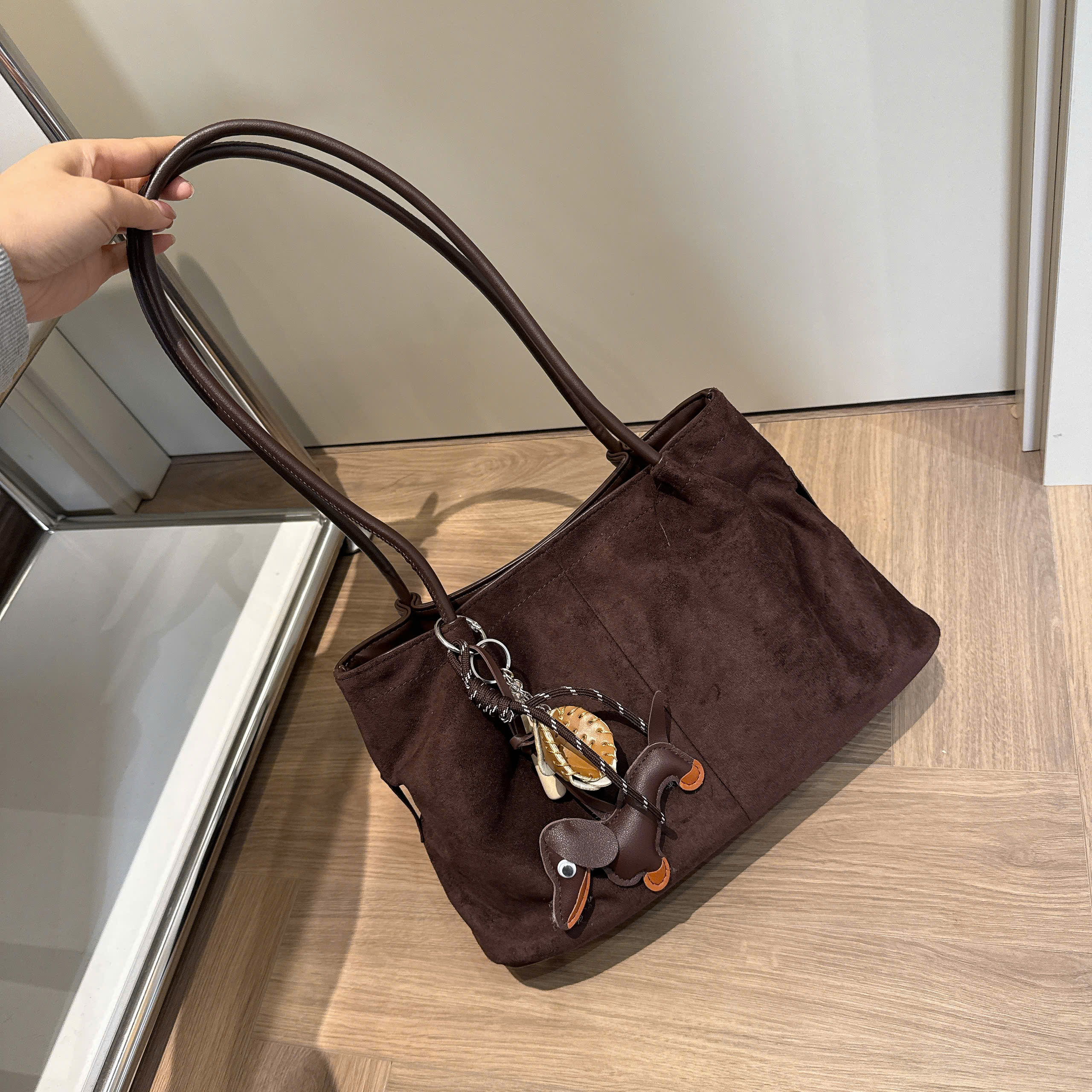 1097# Túi xách big size da lộn charm cún