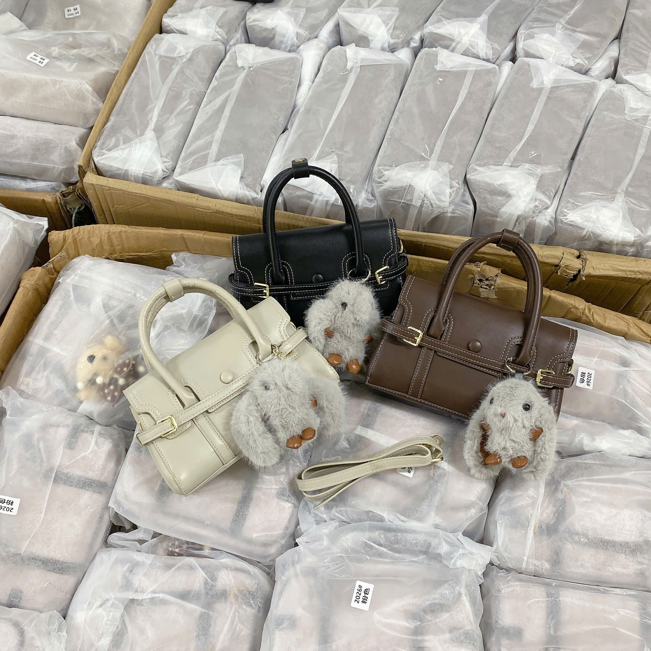 1494# Túi xách nặp gập viền chỉ trắng charm thỏ