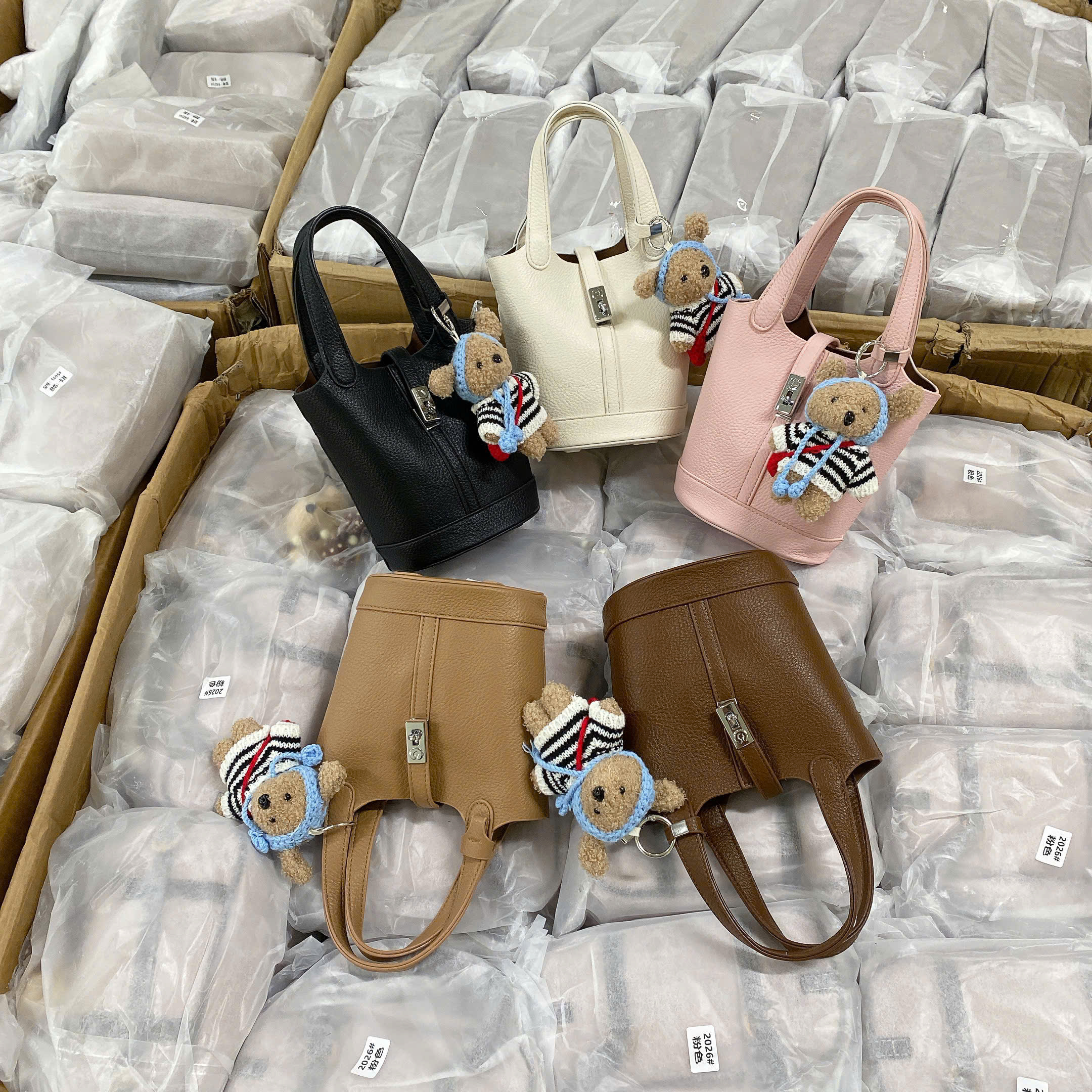 2869# Túi xách dáng đứng charm gấu nâu