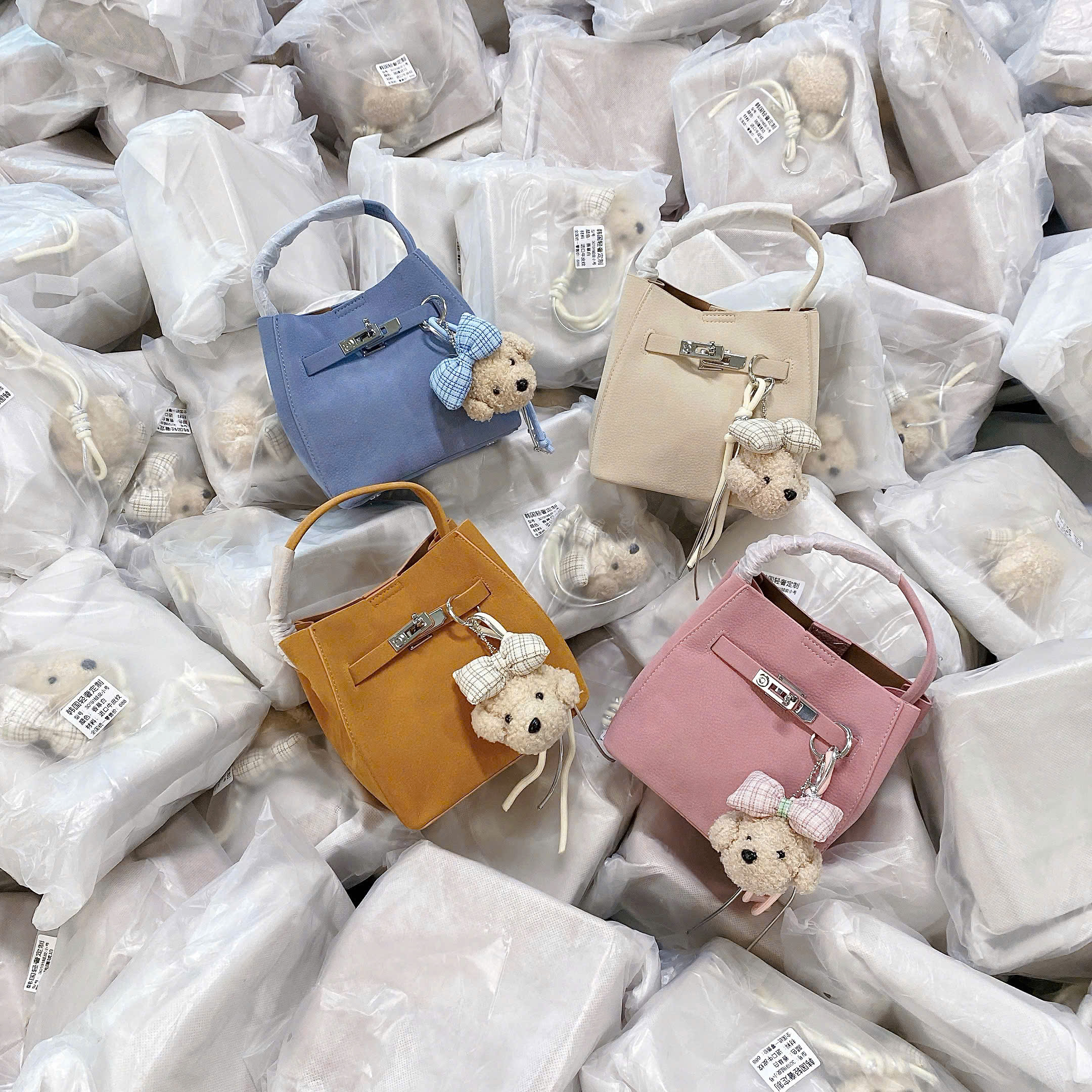30191# Túi xách dáng đứng charm cún nơ