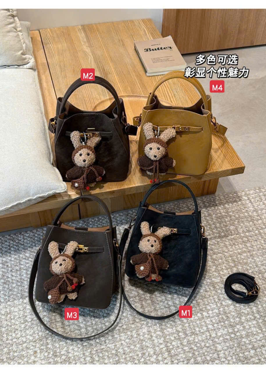 69837# Túi xách dáng đứng charm thỏ nâu