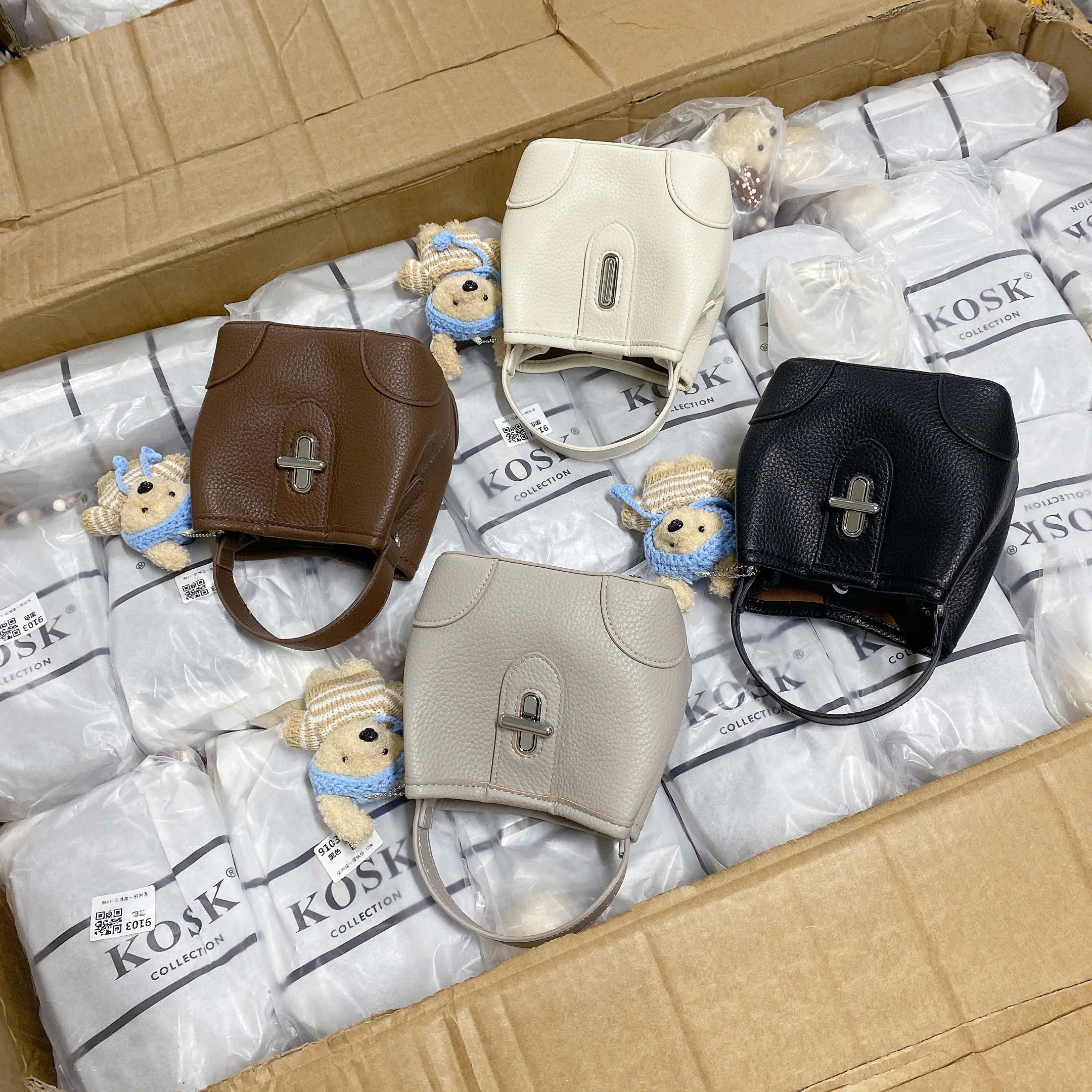 8059# Túi xách dáng đứng khóa xoay kèm charm