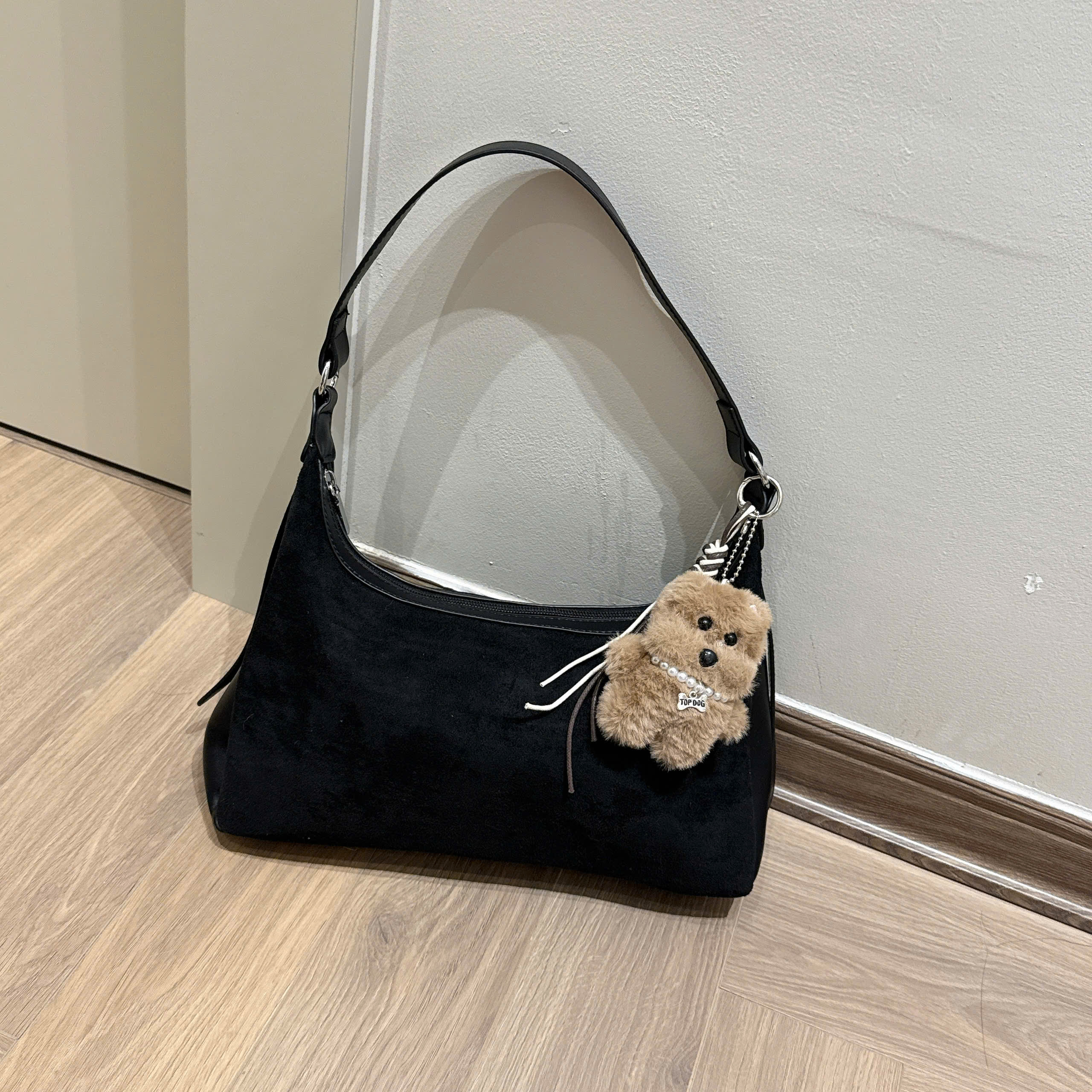 8066# Túi kẹp nách dáng bầu charm gấu