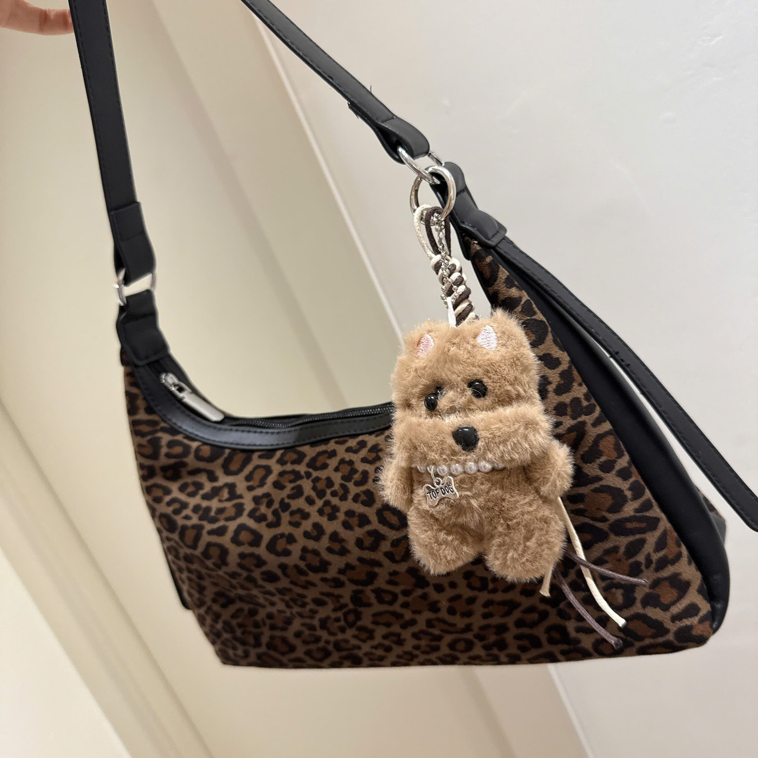 8066# Túi kẹp nách dáng bầu charm gấu