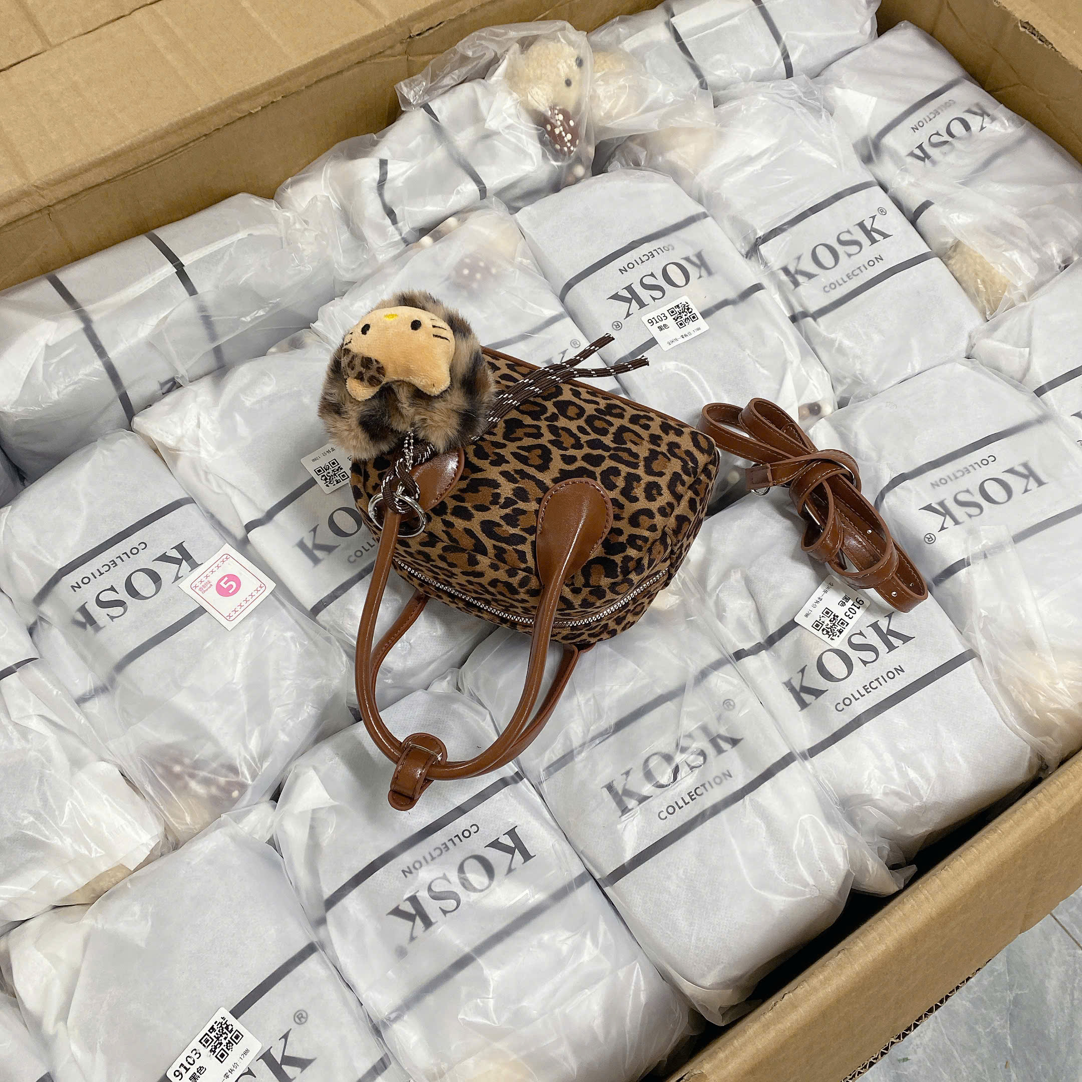 9372# Túi trống da lộn kèm charm