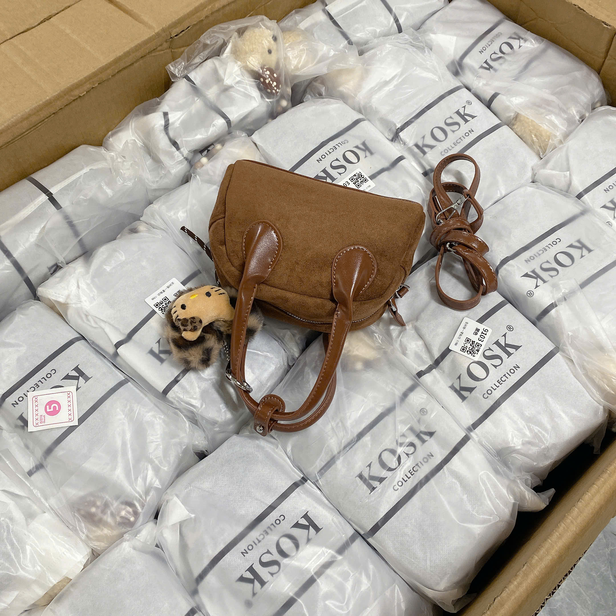 9372# Túi trống da lộn kèm charm