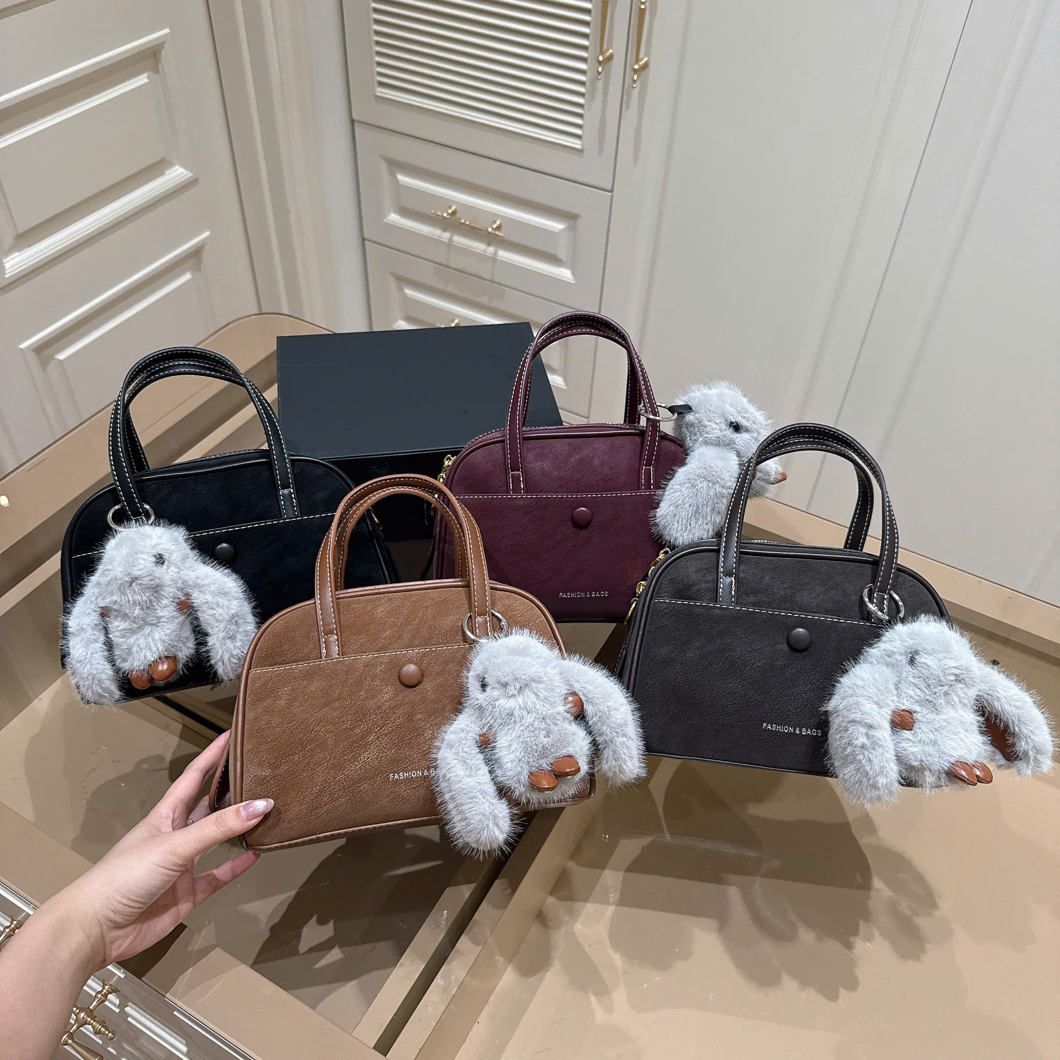 971# Túi xách da lộn charm thỏ
