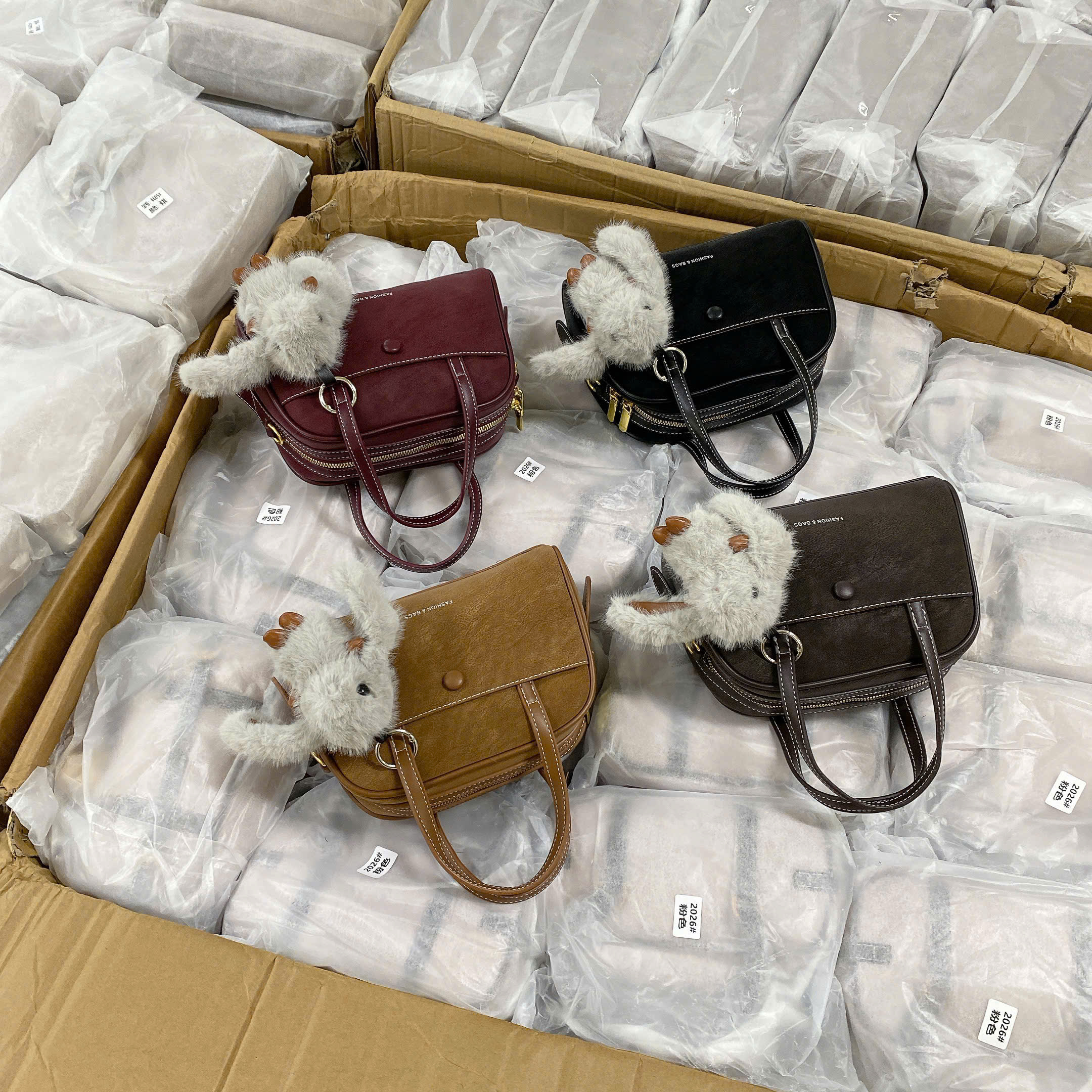 971# Túi xách da lộn charm thỏ