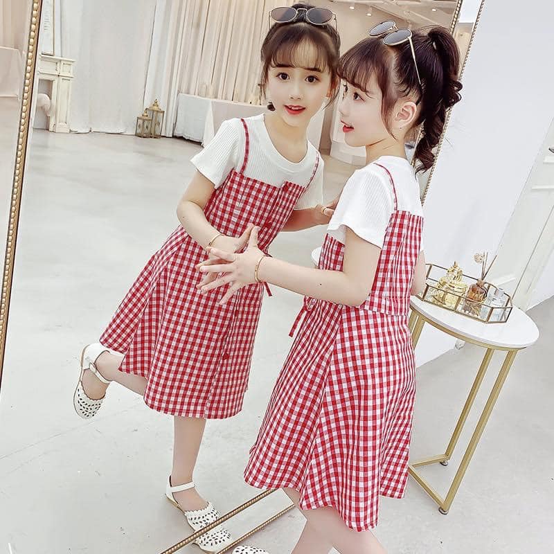 Váy kẻ caro áo trắng