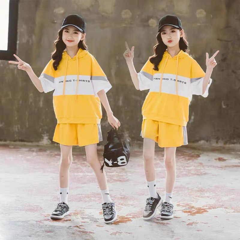 Set thể thao vàng có mũ