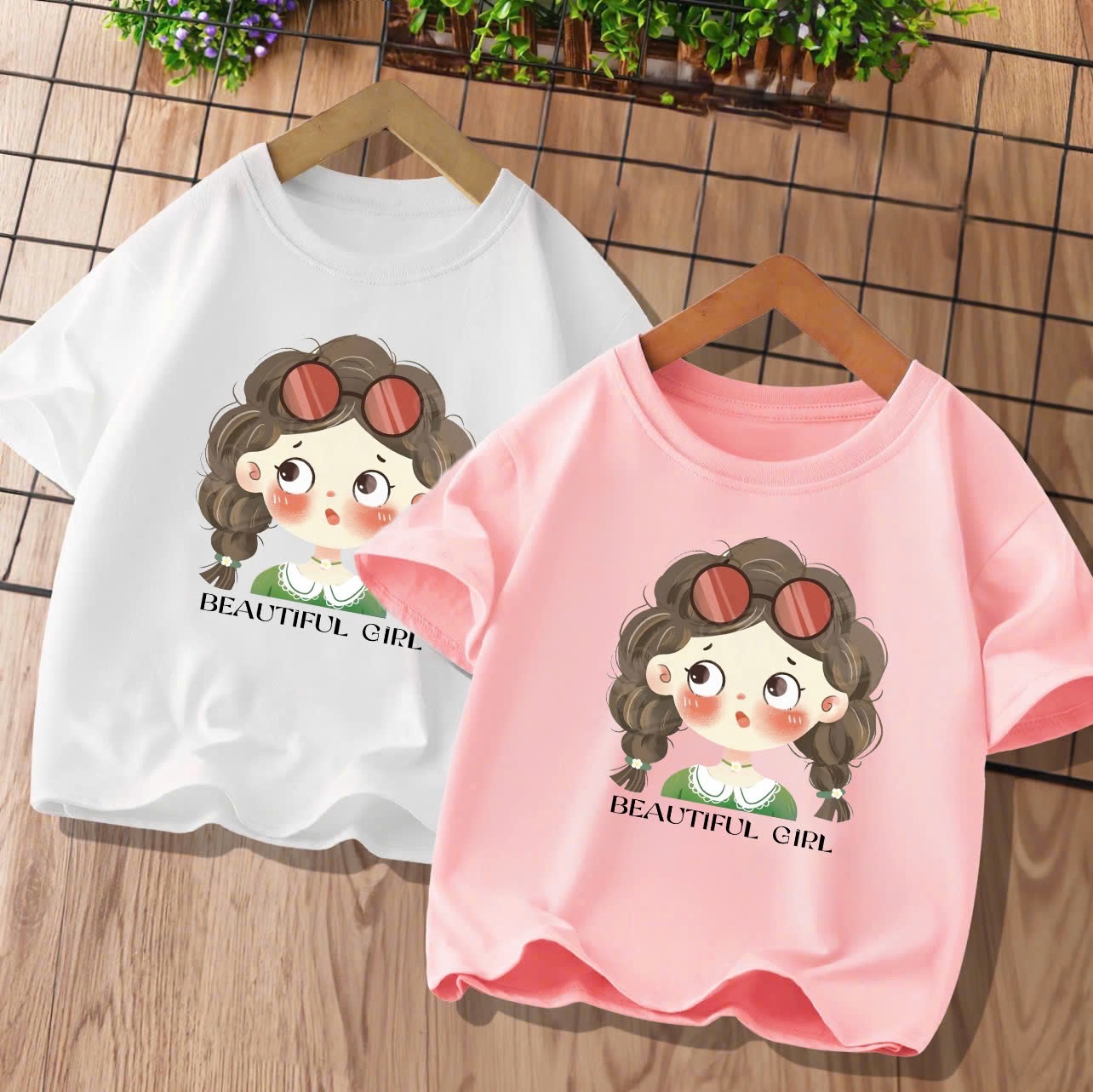 Áo phông cô gái cài kính