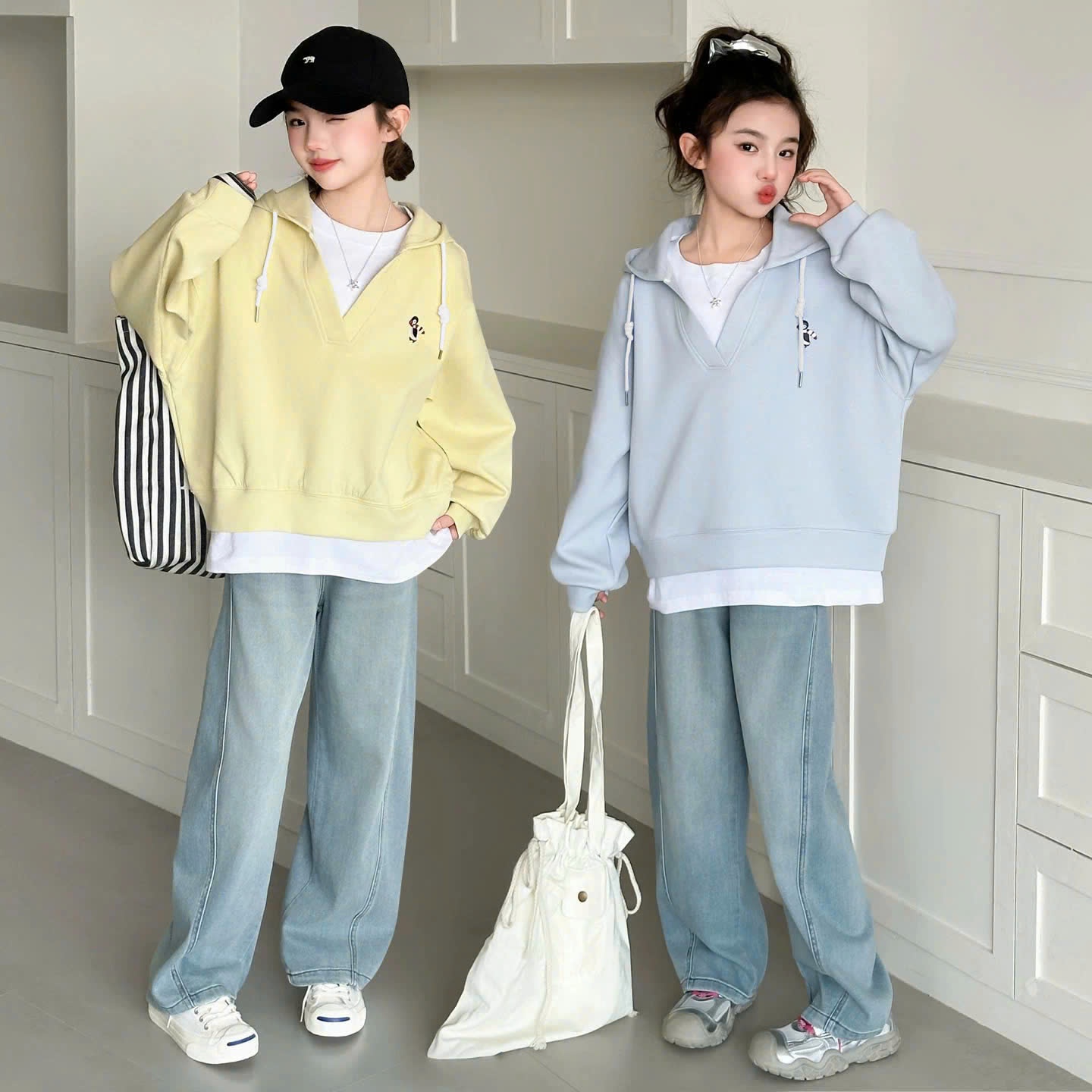 D25070-Áo có mũ phối cổ và vạt trắng
