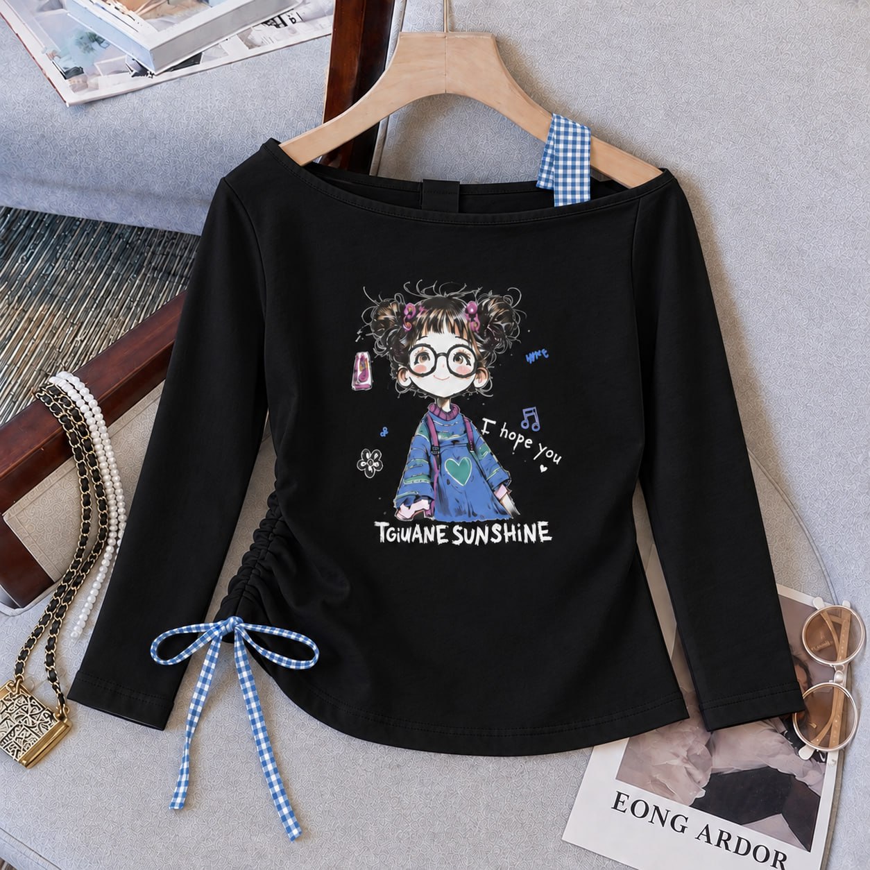 Áo cotton vai lệch phối caro hình cô gái M408