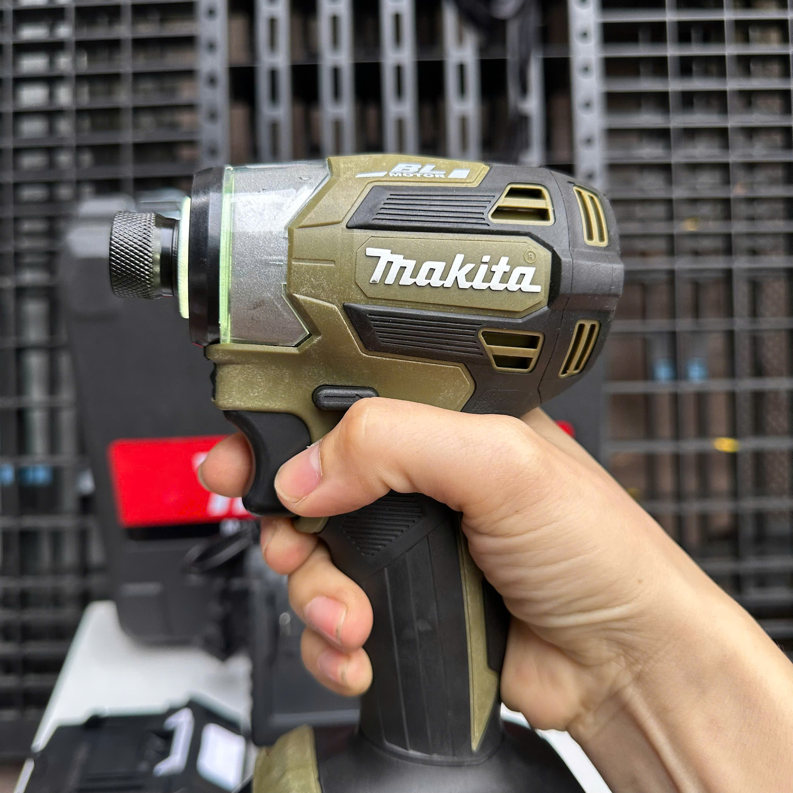 Chuyên Vít MAKITA TD173 bản pro có 8 cấp tốc độ Đầu Ngậm Vít Nhanh Không Chổi Than Chân Pin Phổ Thông, màu xanh bộ đội - THÂN MÁY