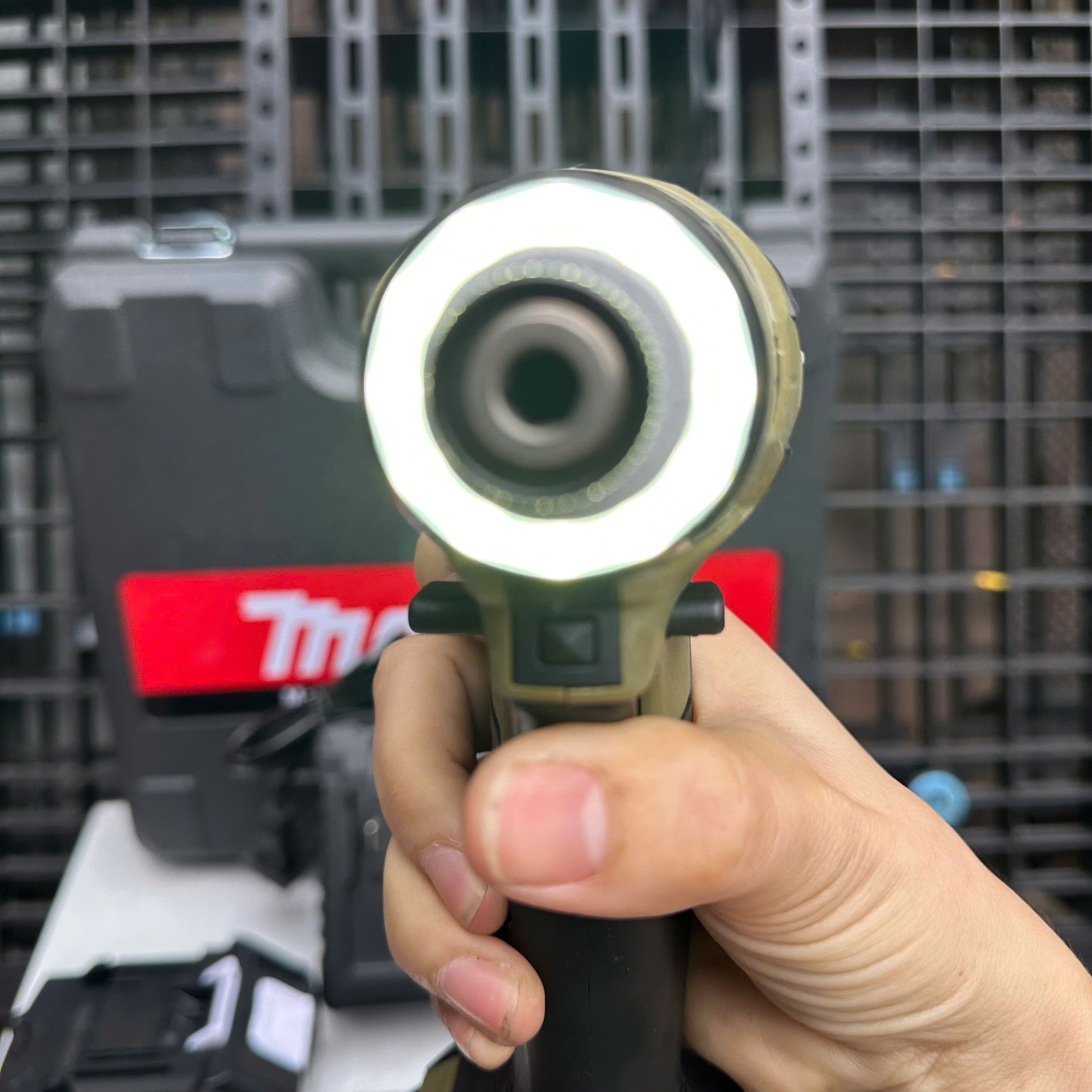 Chuyên Vít MAKITA TD173 bản pro có 8 cấp tốc độ Đầu Ngậm Vít Nhanh Không Chổi Than Chân Pin Phổ Thông, màu xanh bộ đội - THÂN MÁY