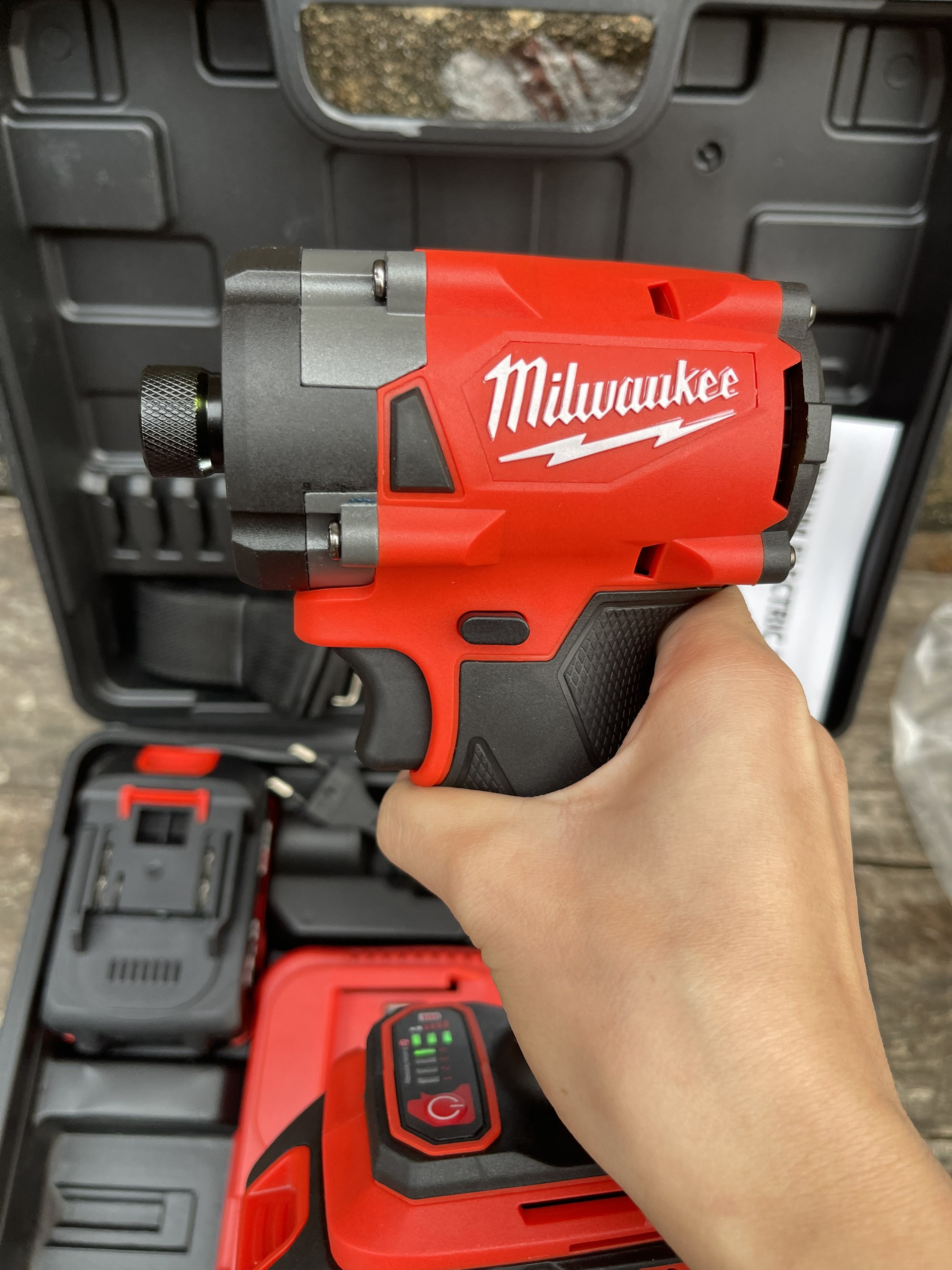 Máy chuyên vít, Máy bắn vít MilWakee, Lực Siết 450Nm , Mẫu mới, Sử dụng chân Pin thông dụng, Động cơ không chổi than - thân máy