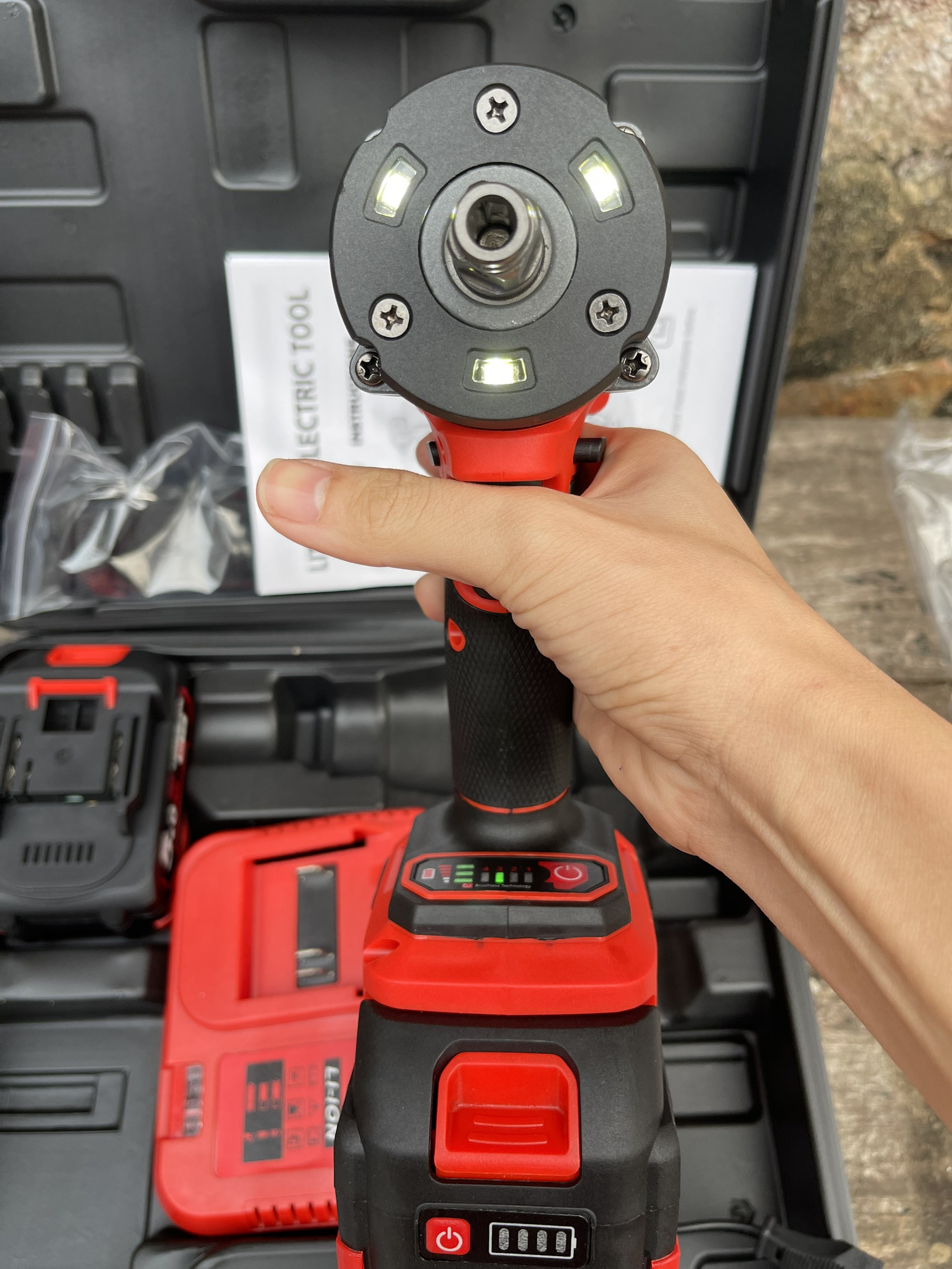 Máy siết ốc bulong MILWaKEE M18 2855 lực siết 480Nm chân pin phổ thông - máy 2pin+sạc